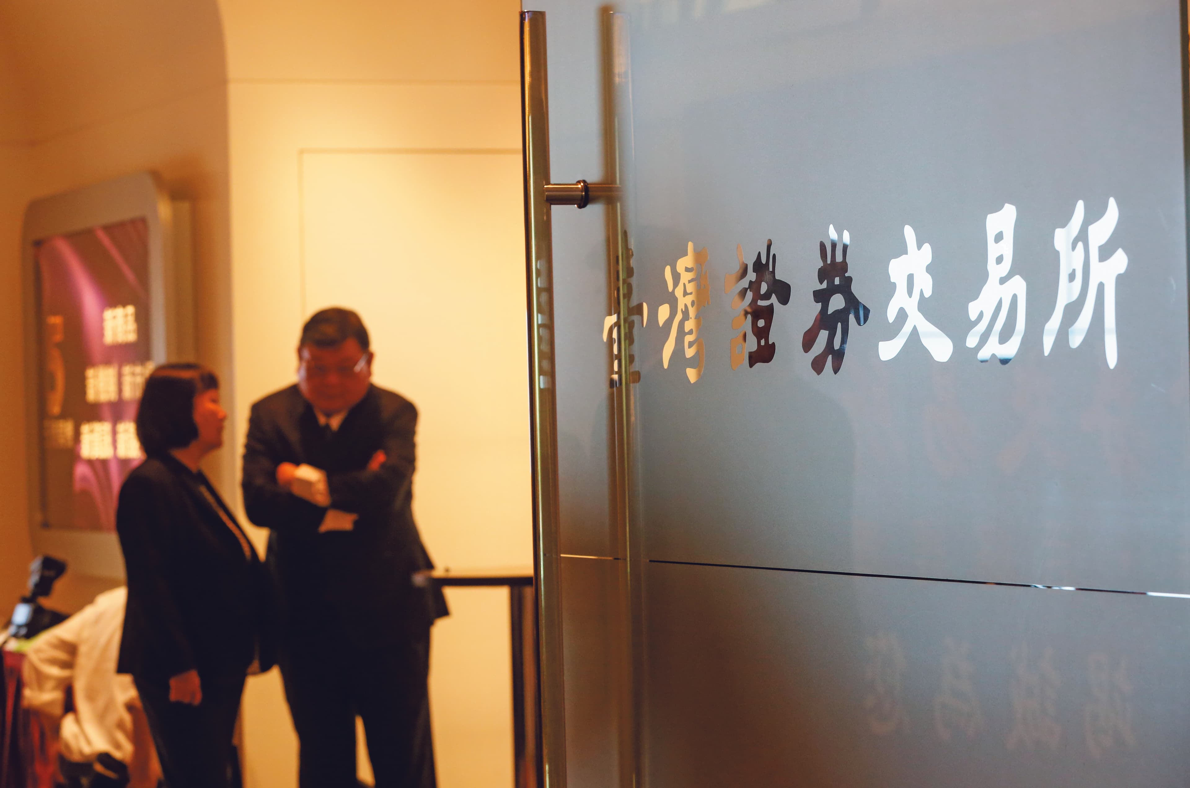 由於台苯與久陽分別是上市、櫃公司,針對雙方的榮福交易案,證交所已盯上,正了解此案是否涉及不法。