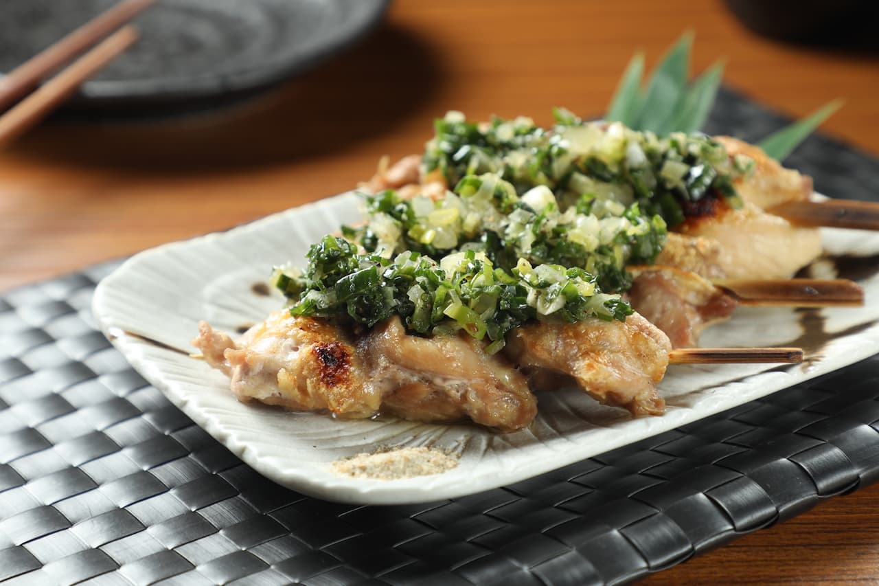 加上蔥鹽醬的「蔥鹽雞肉串」，鹹潤惹味。（220元／份）