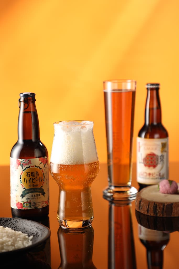 水果啤酒風味的「小樽 櫻桃&藍莓啤酒」（左，290元／瓶）入口有深色莓果及糖果的甜豔感；「小樽 哈密瓜愛爾麥酒」（右，290元／瓶）瓜果香氣濃郁。