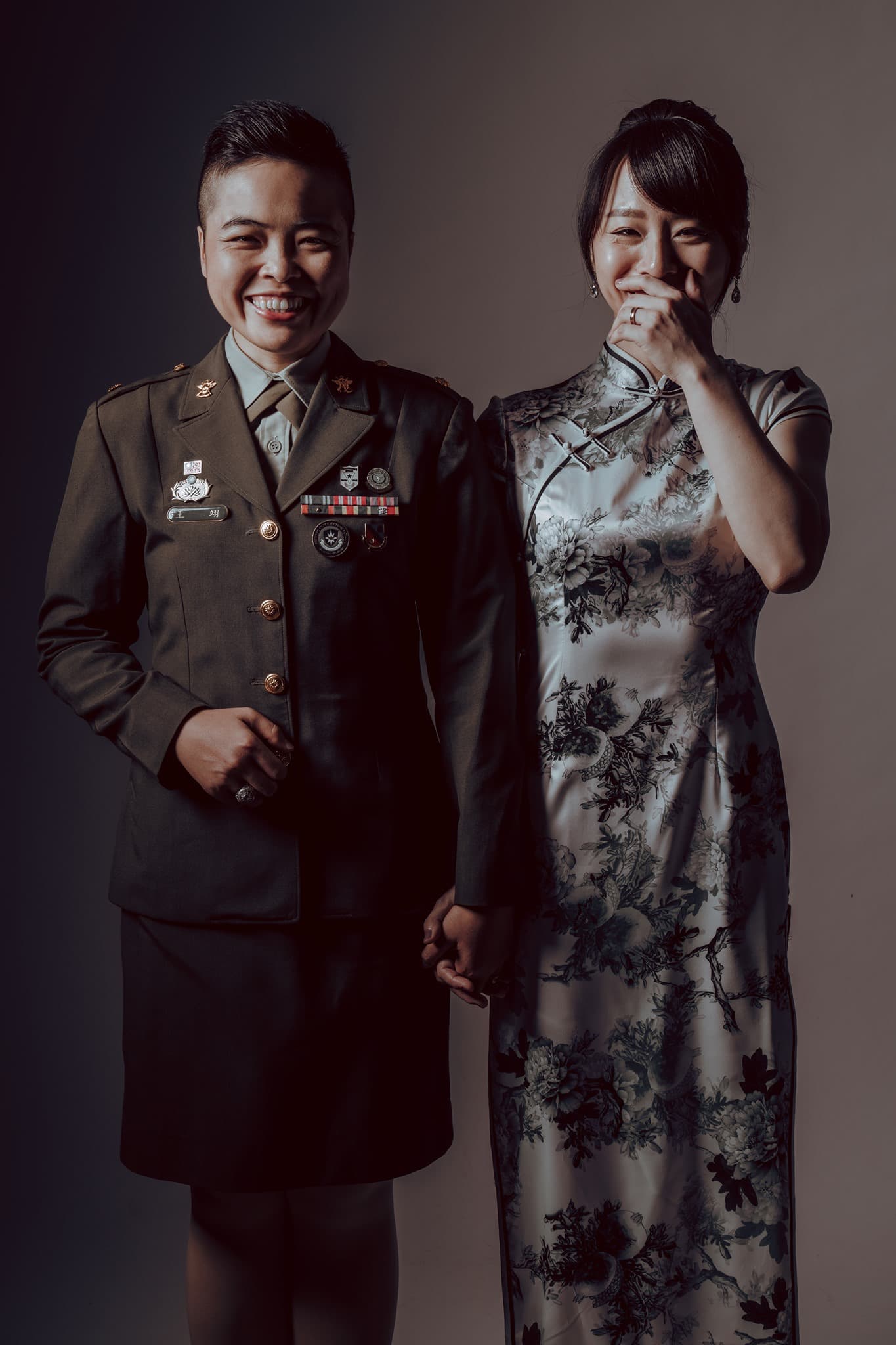 今年有2對同志新人共襄盛舉,這也是首次有同性伴侶參與國軍聯合婚禮。(翻攝自中華民國陸軍臉書)