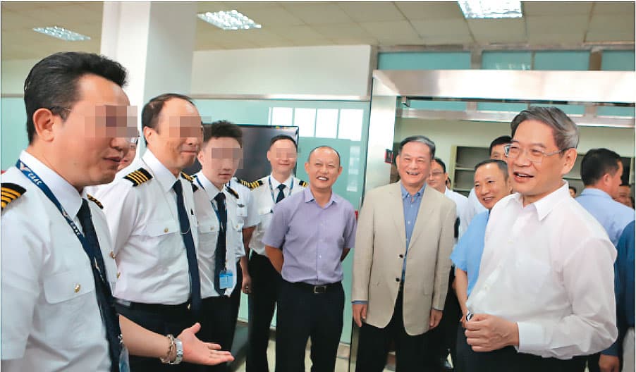 2016年9月,時任中共國務院台辦主任張志軍(右1)在四川航空董事長等人陪同下探視台籍機師,統戰意味濃厚。(翻攝網路)