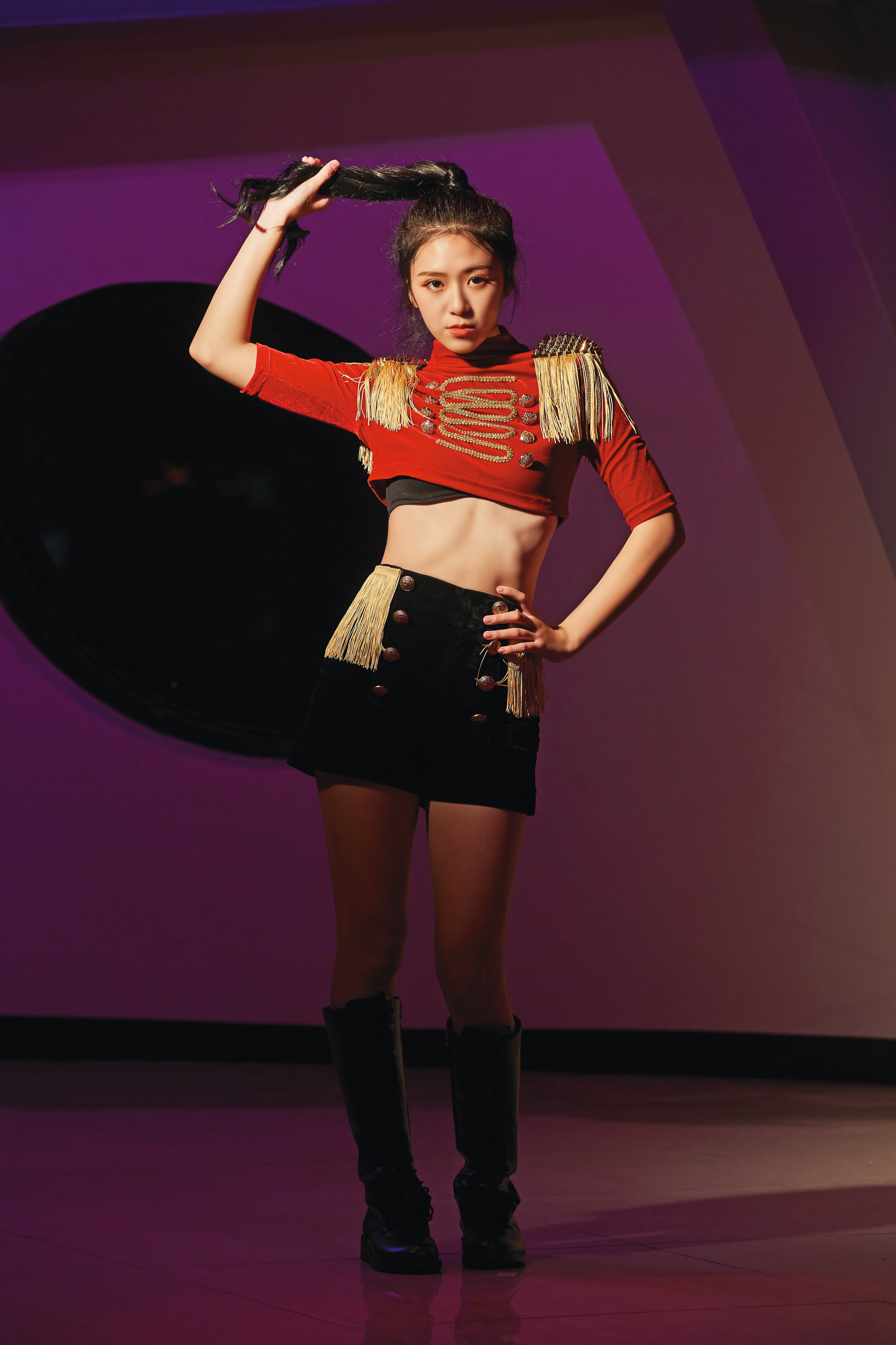 隊長Nicole(19歲),164公分/48公斤,雙子座,專長:跳舞。
