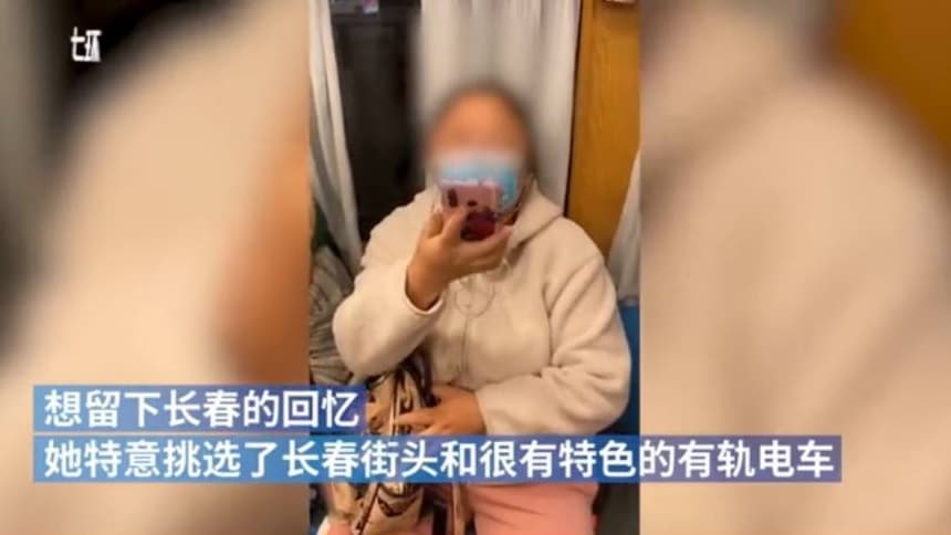 大媽與正妹起了爭執,當場拿起手機反拍對方。(翻攝自澎湃視頻)
