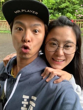 海芬和小鬼情同姊弟,下月小鬼冥誕,她也邀約了一群朋友上山祭拜。(翻攝自海芬臉書)