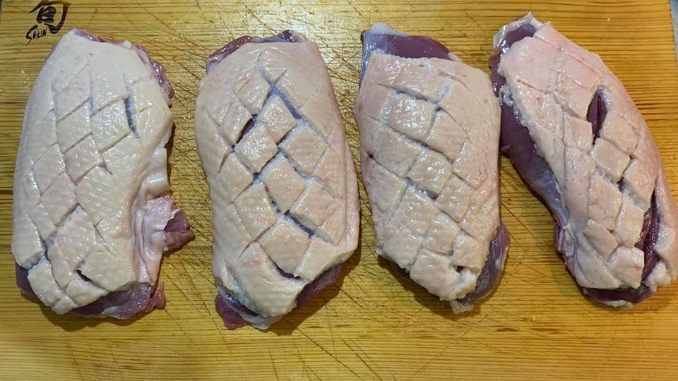 鴨胸肉斜切格紋,去掉多餘油脂。