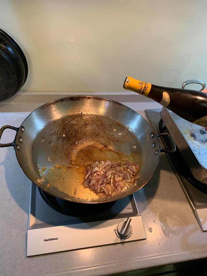 倒入白酒,刮起鍋底焦香。
