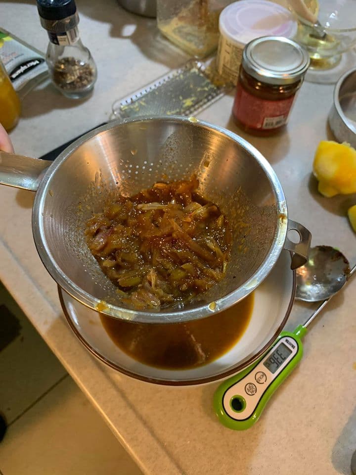 用漏斗過濾醬汁。
