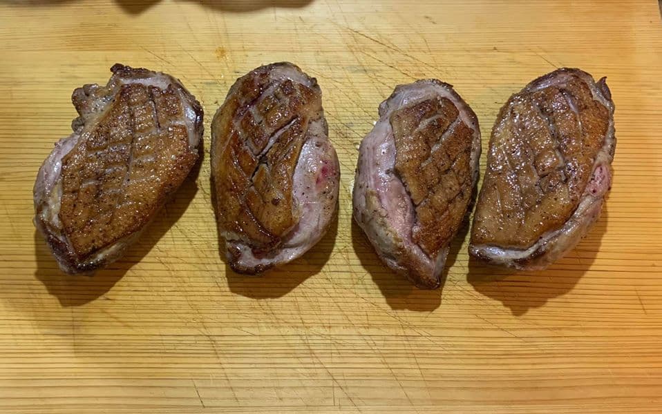 將靜置的鴨胸肉準備切片。