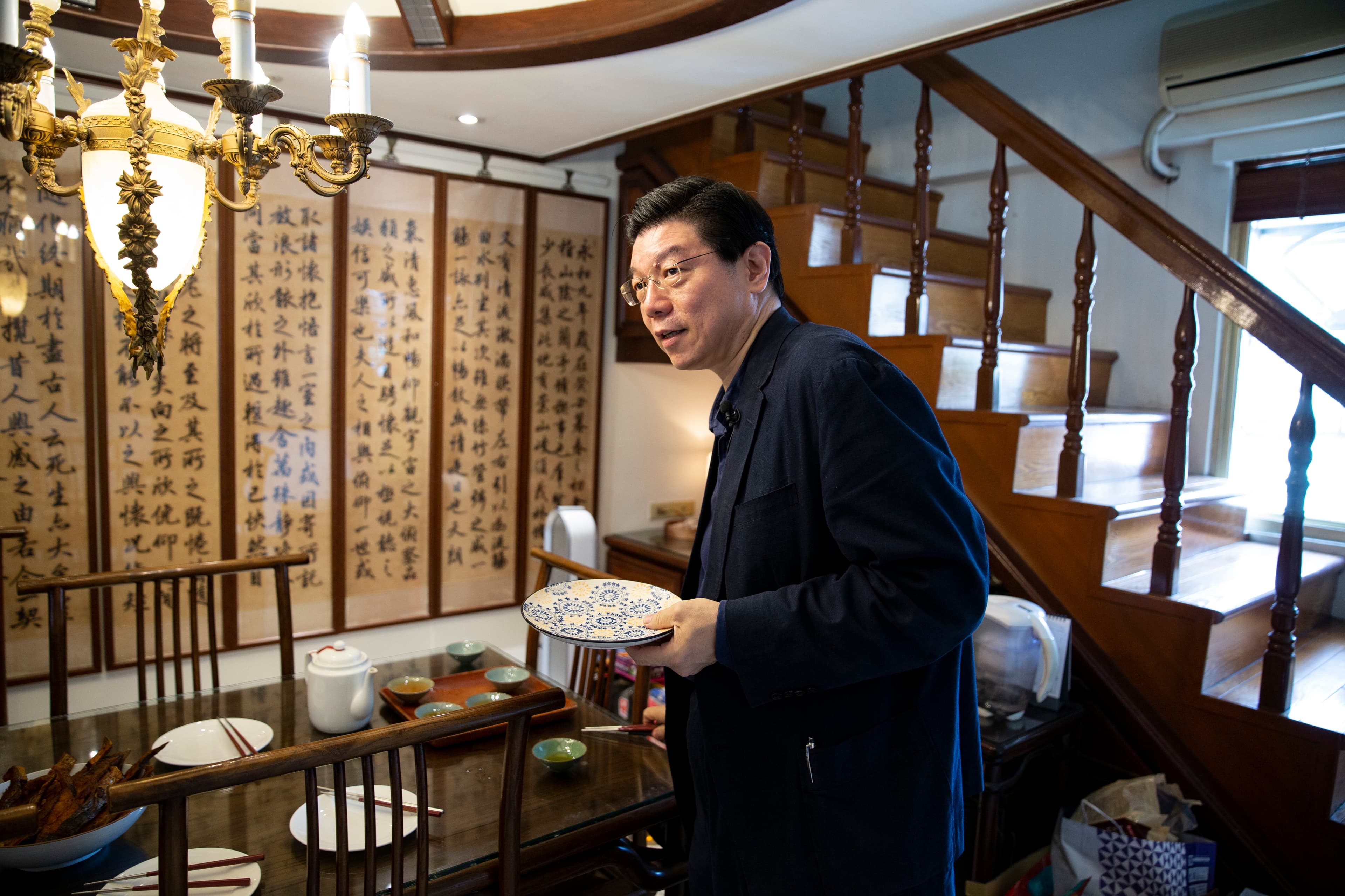 《鏡週刊》社長裴偉每個週末都會在家下廚，中西料理都有涉獵，現在也公開他的廚房筆記。（攝影：王漢順）