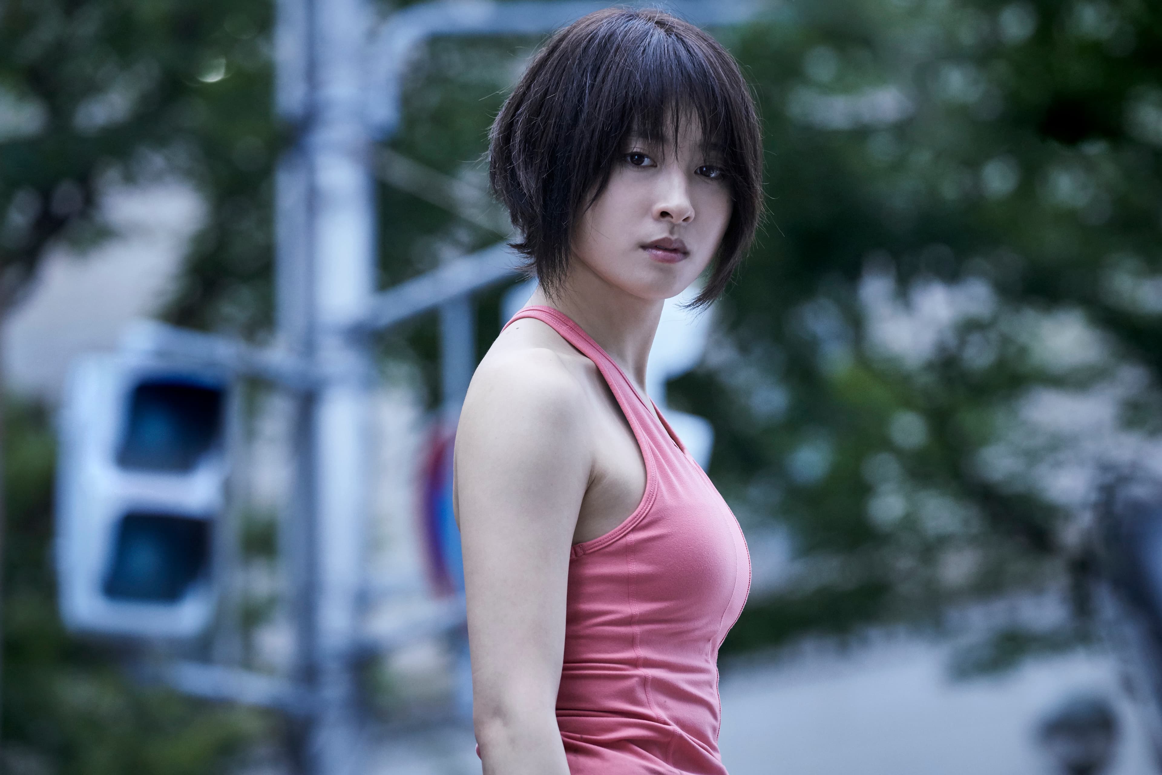 土屋太鳳飾演登山家宇佐木,與其他玩家在生存遊戲中結盟闖關。(Netflix提供)