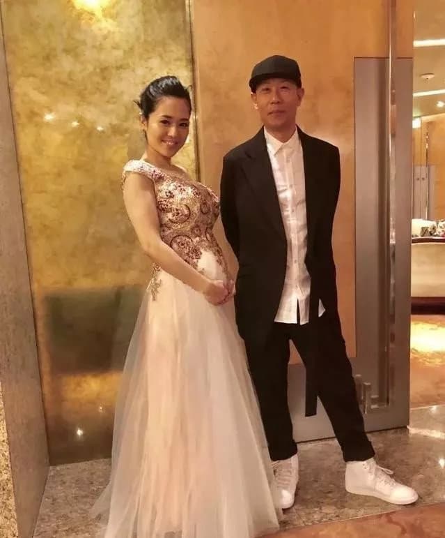 「平生不識蒼井空，人生到頭一場空」，日本前第一AV女優蒼井空（左）2018年宣告懷孕、結婚，擁有了自己的家庭。（翻攝自蒼井空Twitter）