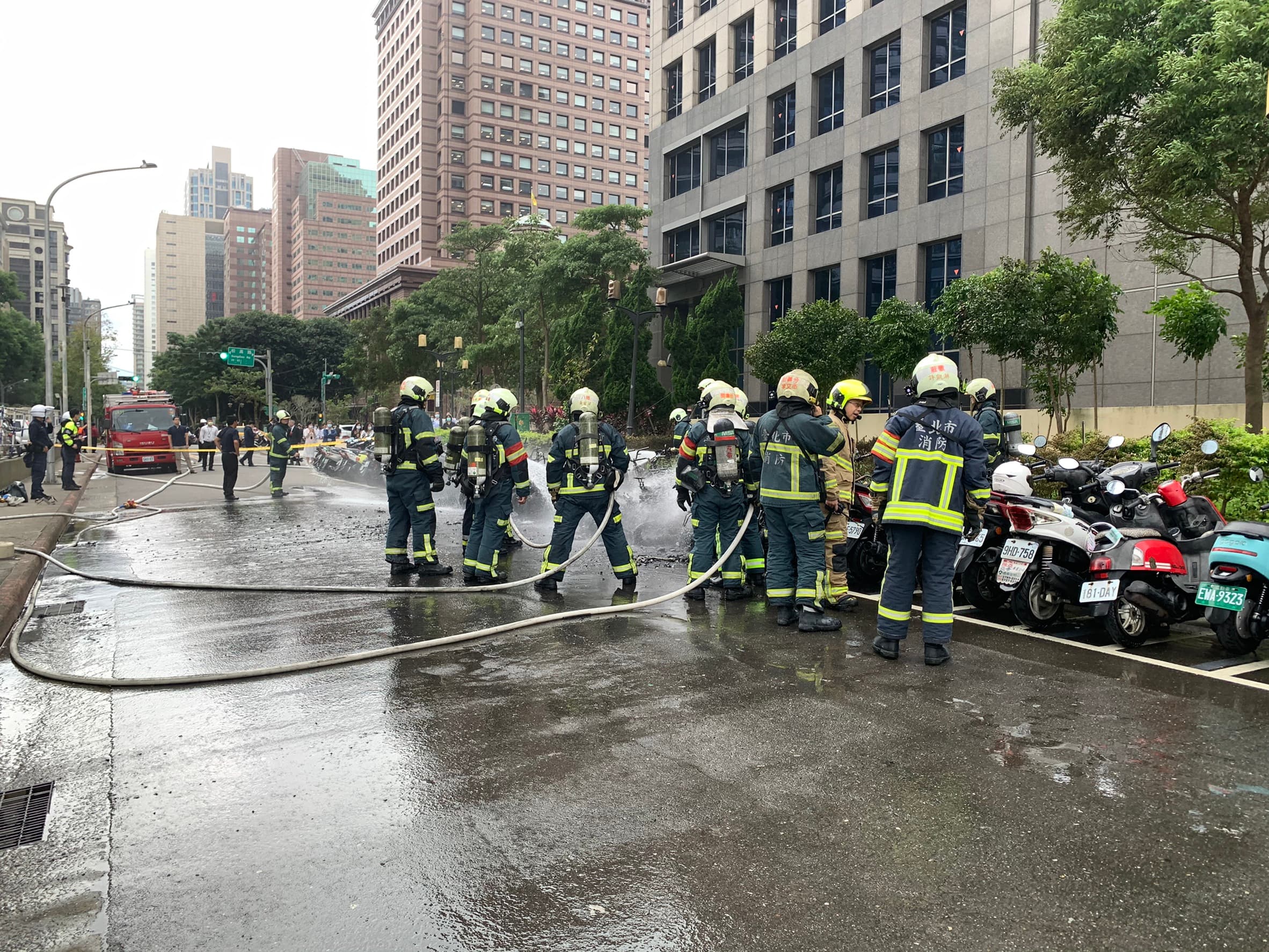 警消到場馳援，不到10分鐘將火勢撲滅。（台北市消防局提供）
