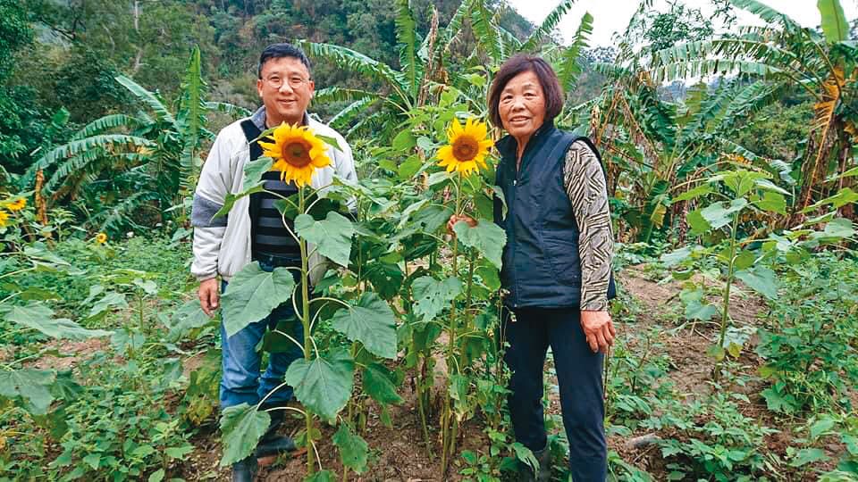 江慶鐘(左)喜歡種菜、種花,孝順的他,每週都陪媽媽(右)在自家農場務農度週末。(江慶鐘提供)