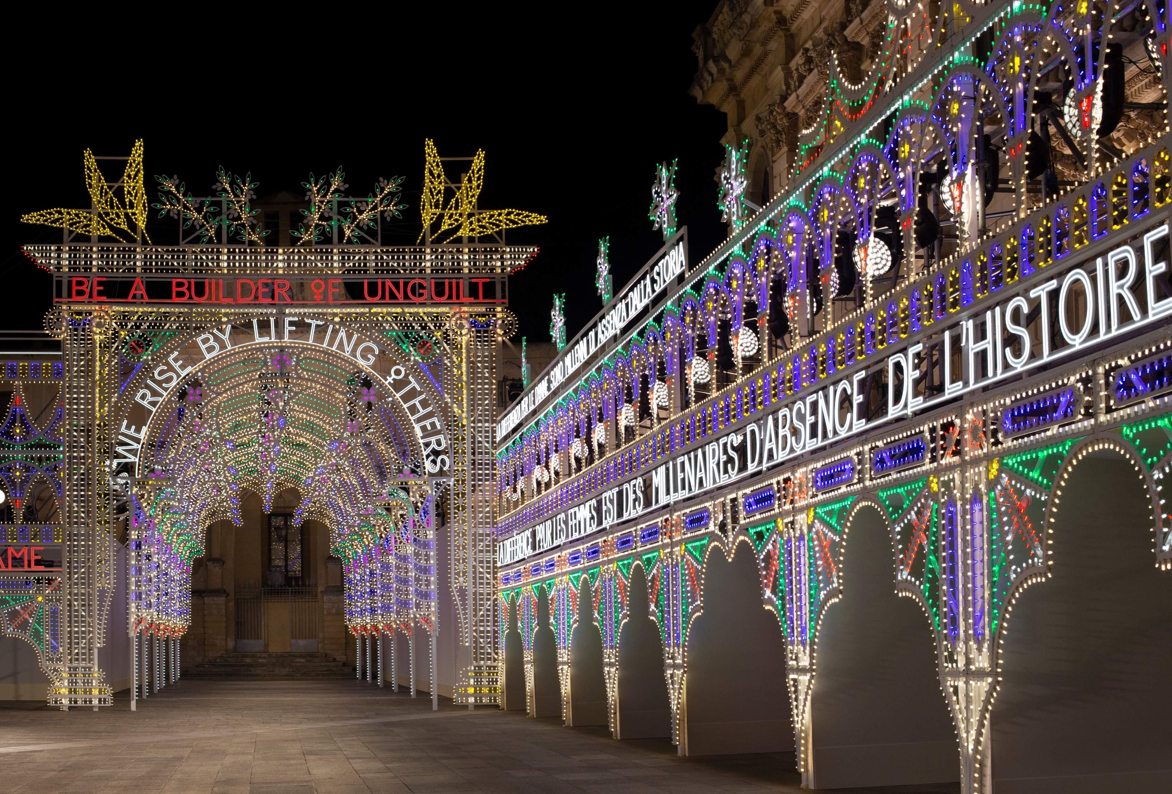 DIOR 2021早春秀場以普利亞特有的光雕藝術「Luminarie」裝飾。(DIOR提供)
