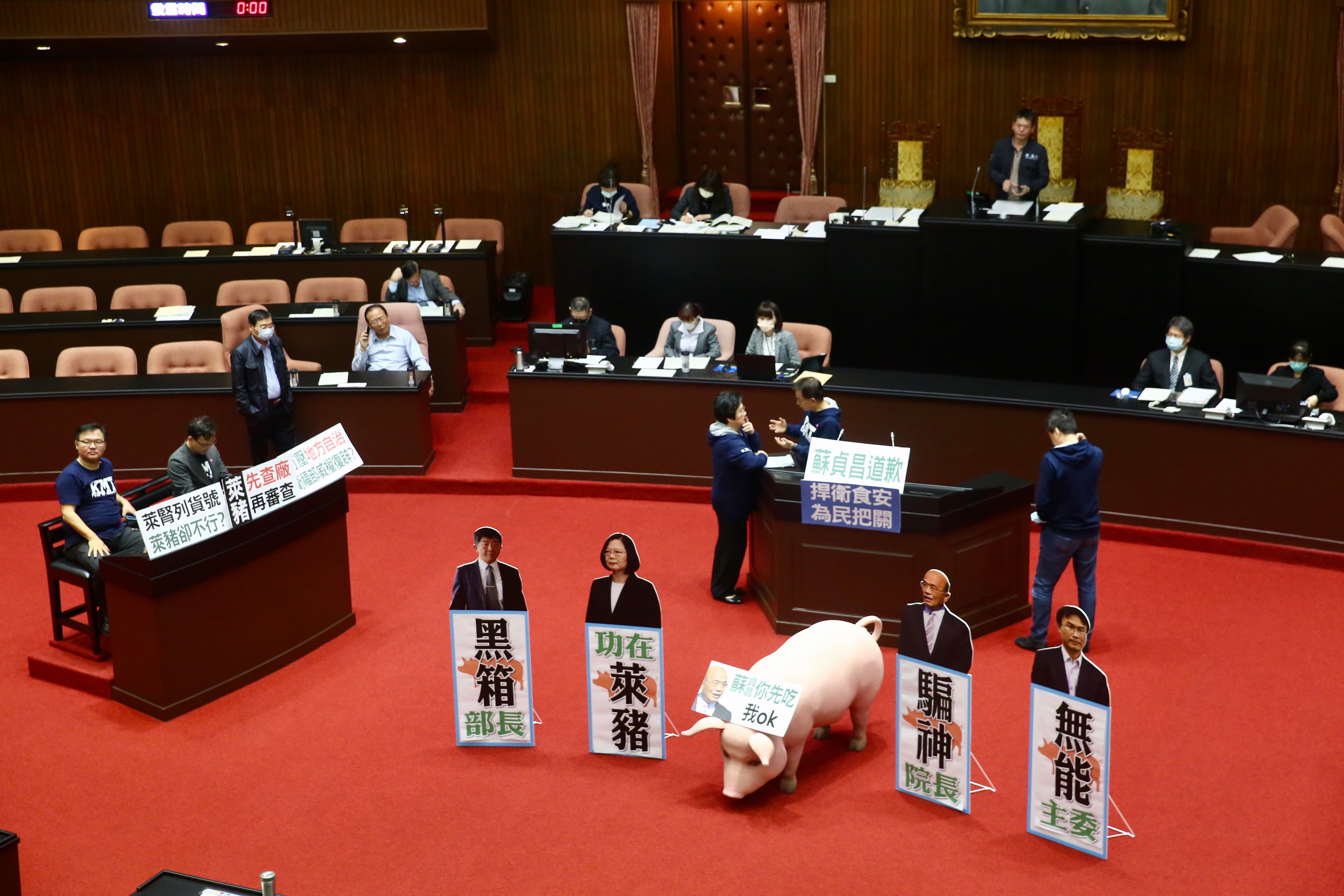 國民黨團總召林為洲強調「我們是擋萊豬,不是擋院長!蘇貞昌道歉!」。