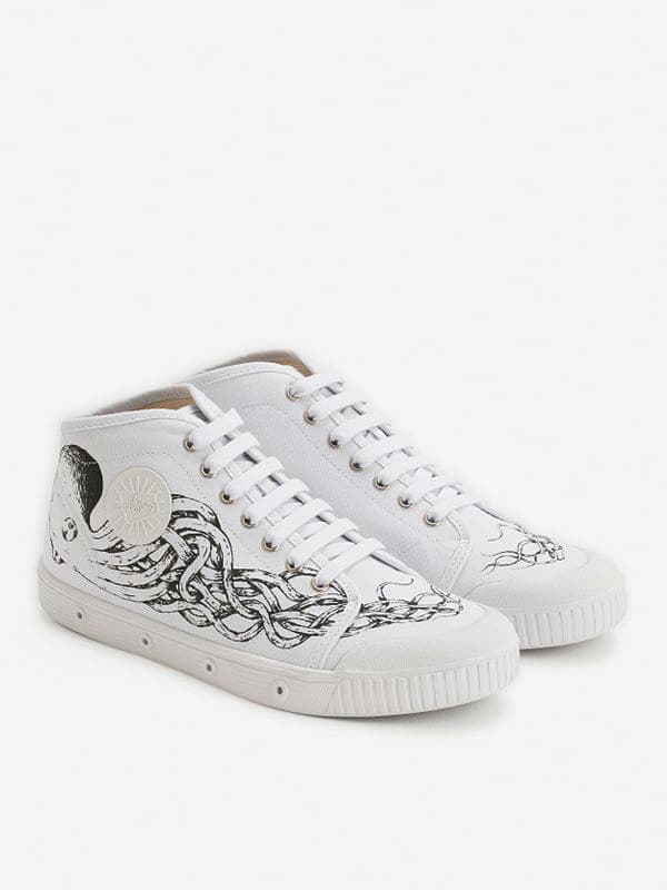 agnès b. x Spring Court聯名網球鞋。NT$9,580(agnès b. Taiwan提供)