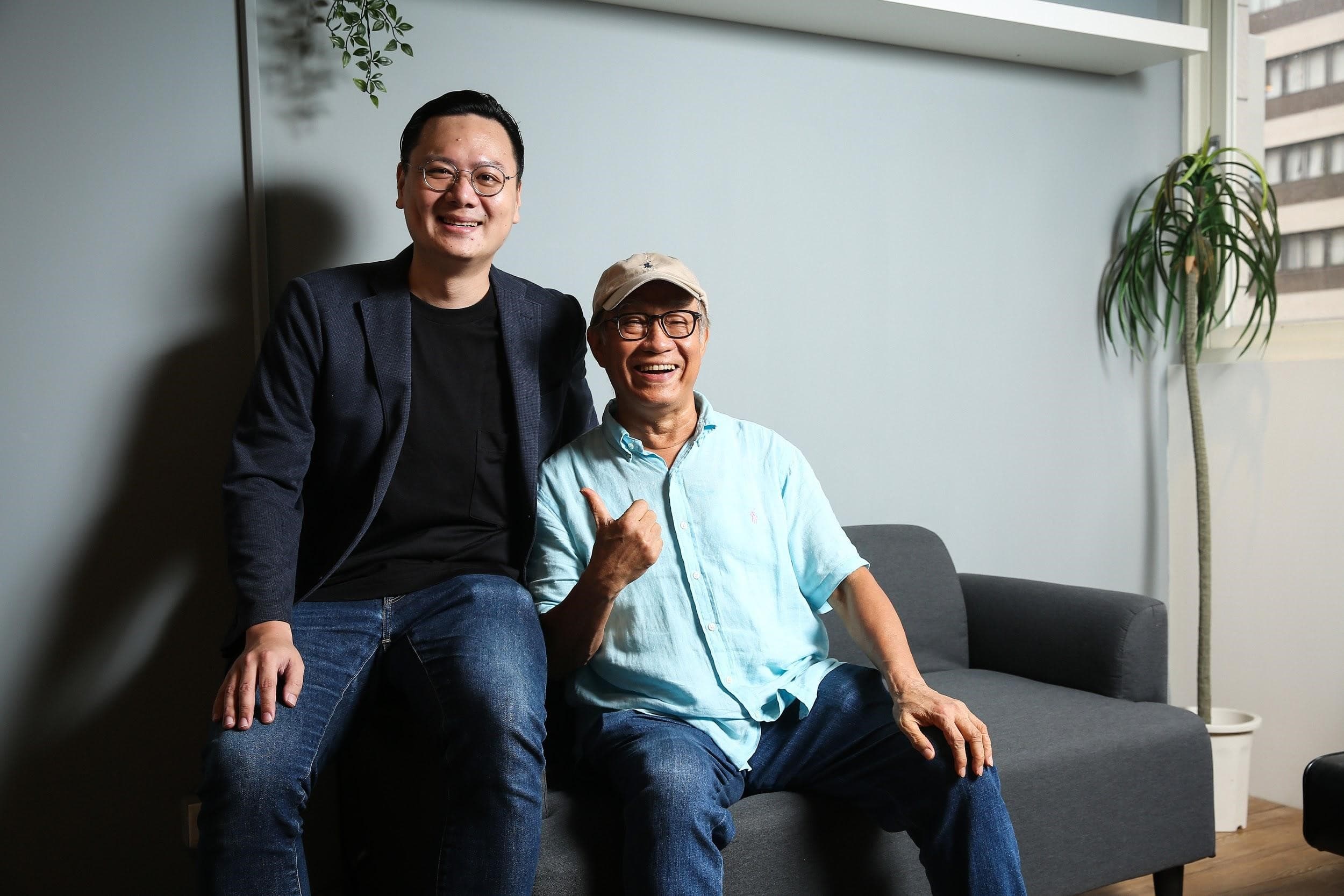 監製廖慶松(右)在新銳導演許承傑(左)編導的第一部電影《孤味》中,協助申請輔導金、後製剪接。