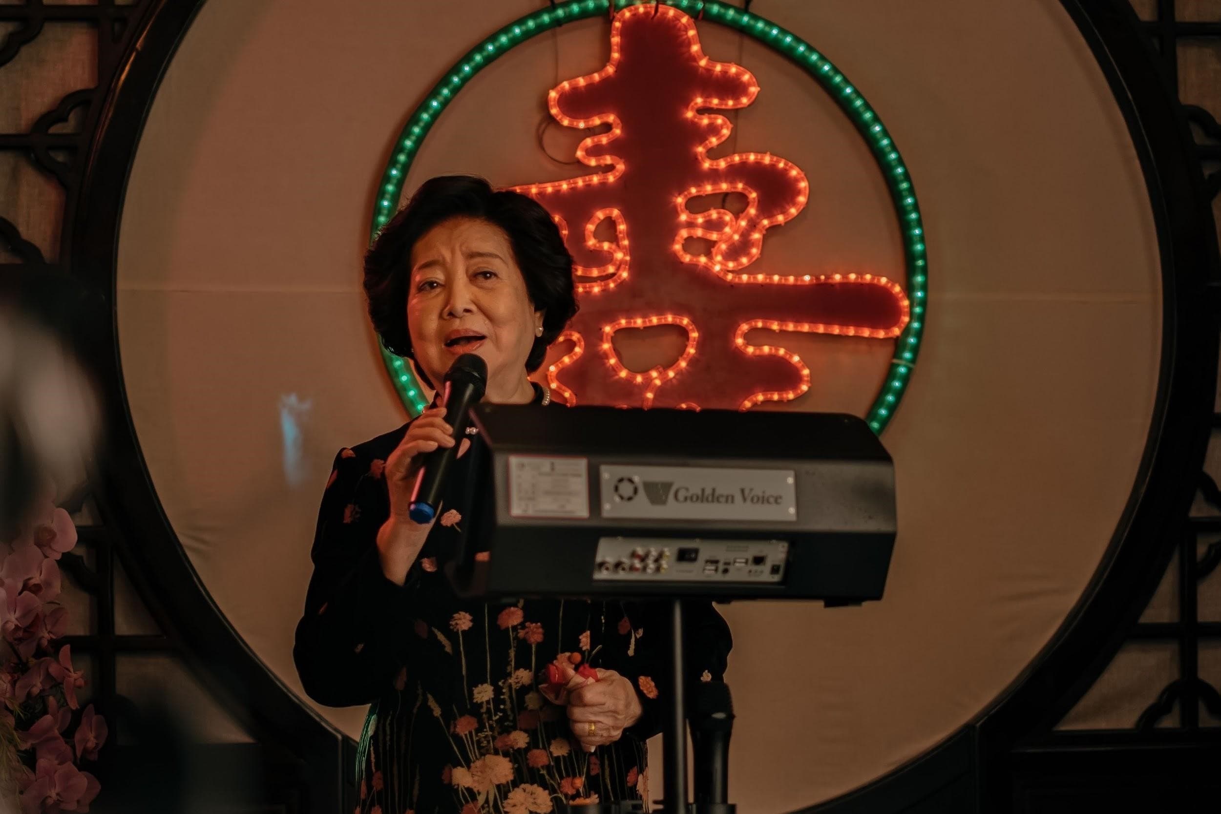片中阿嬤陳淑芳雖然丈夫拋妻棄女,但堅強的她以獨門蝦捲料理養大女兒、開啟事業。 (威視提供)