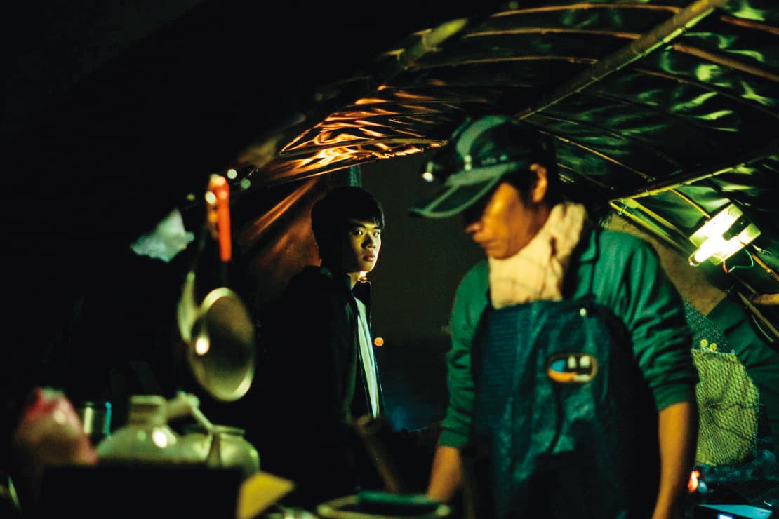 潘親御(左)與已故影帝吳朋奉(右)在《降河洄游》演父子,難忘吳朋奉在片場待他如親生兒子,陪著練習台詞的珍貴回憶。(高雄電影節提供)