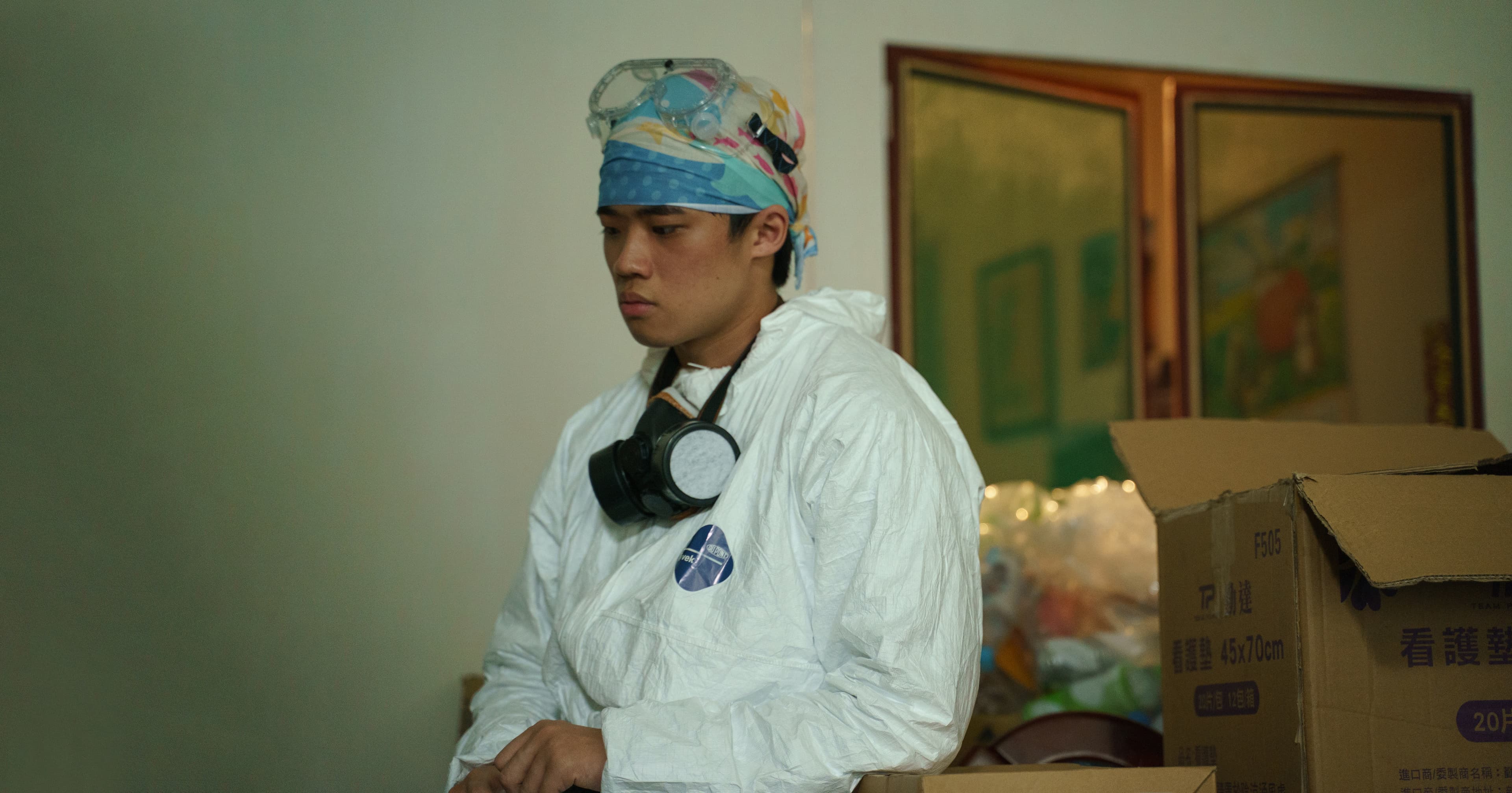 潘親御在《公視人生劇展-人生清理員》飾演清理死亡現場的打掃清潔員,還是個撫養女兒的單親爸爸。(果陀娛樂提供)
