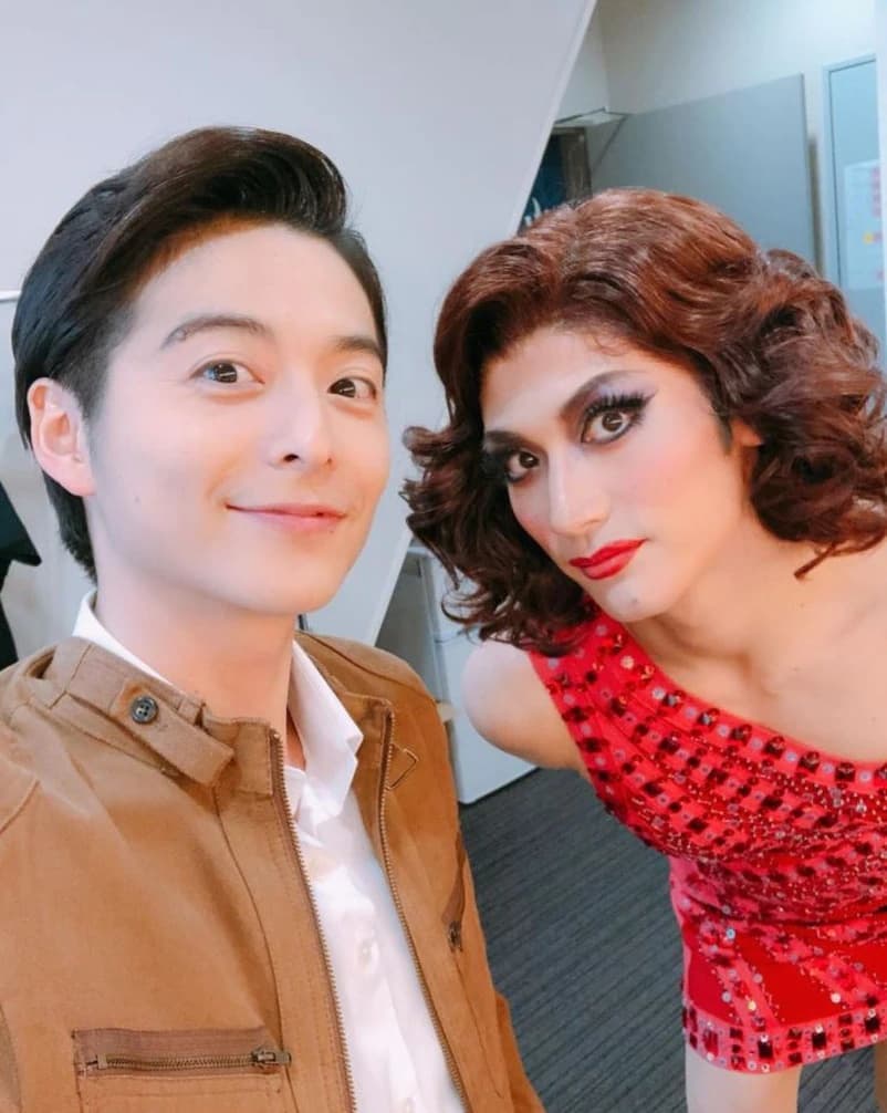 小池徹平（左）在IG放上他與三浦春馬（右）合作音樂劇《Kinky Boots》的自拍。（翻攝小池徹平IG）
