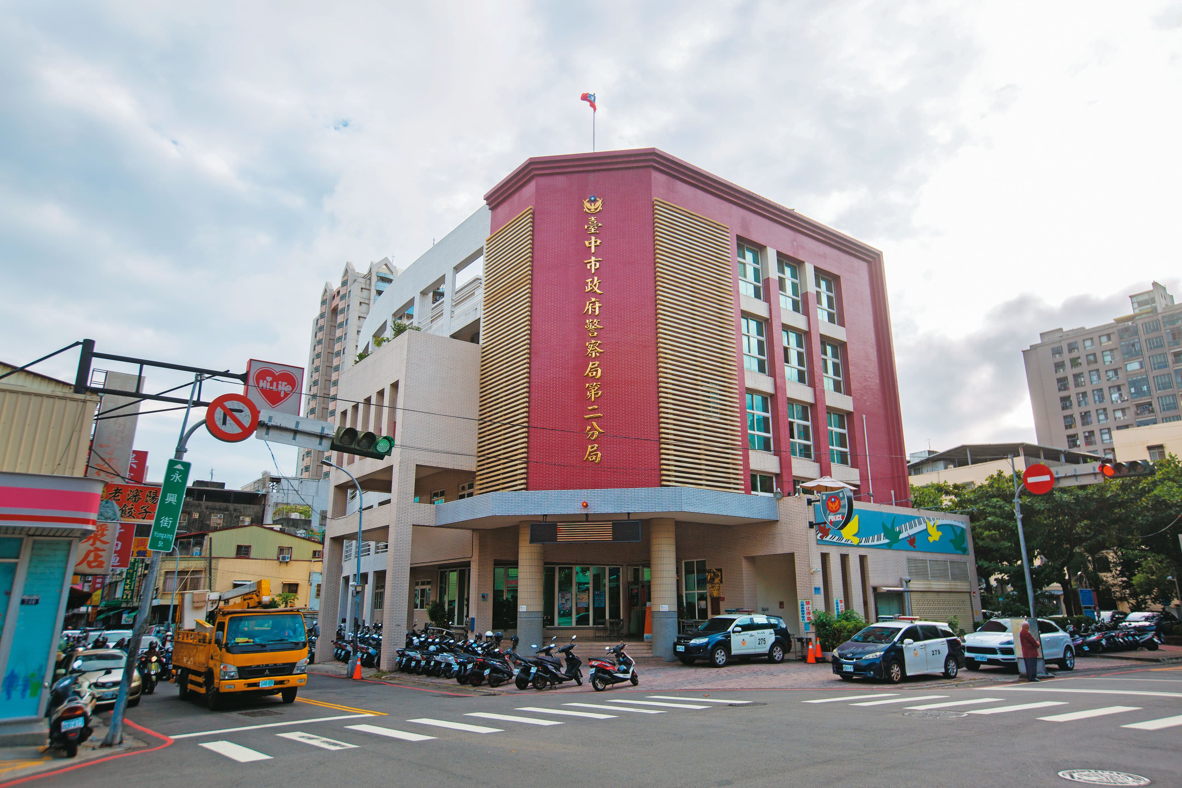 小芬在閨密李姐的陪同下,前往台中市警局第二分局(圖)報案。