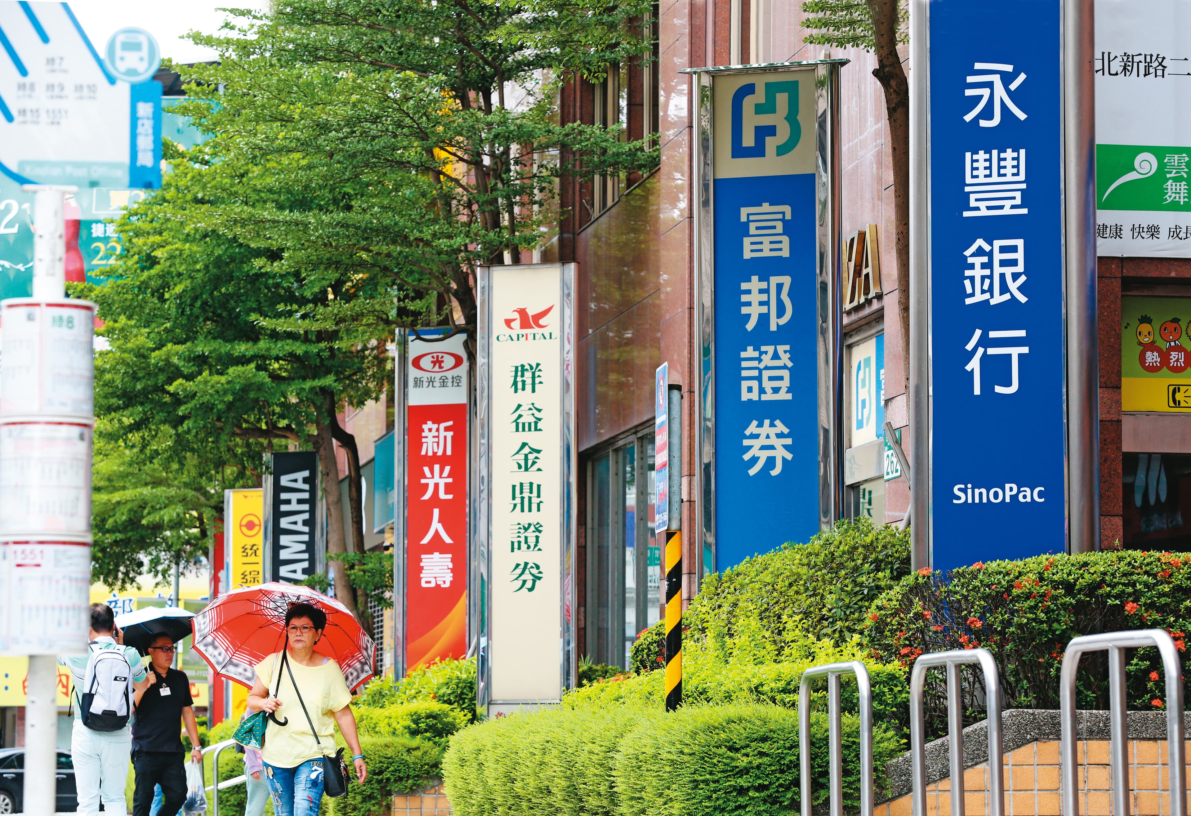 低利環境下,市場普遍預期今年金控公司獲利不佳,明年配息狀況將不如預期。