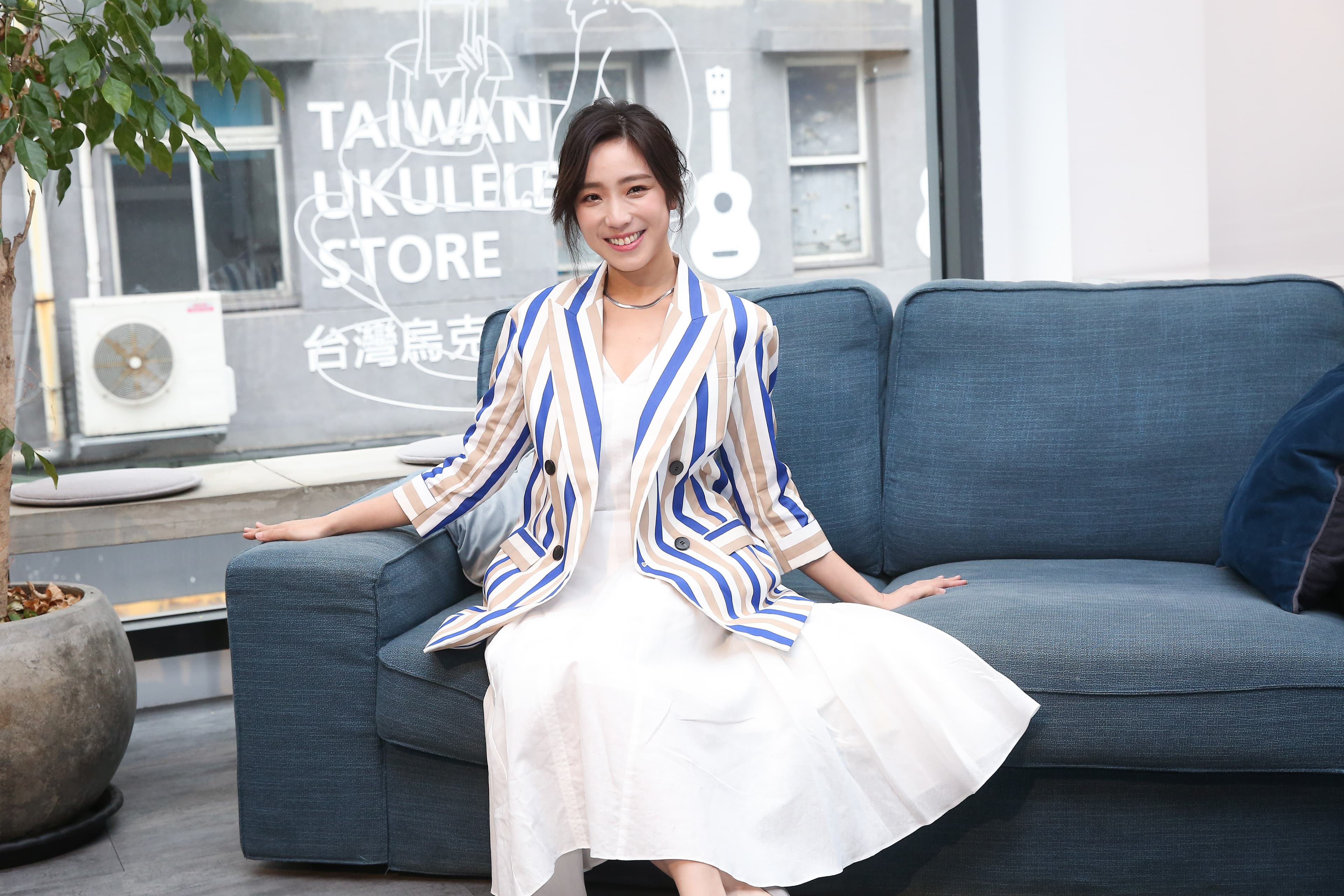 梁舒涵在記者會上打扮宛如溫柔小女人,在劇中卻飾演一個大喇喇的女漢子。