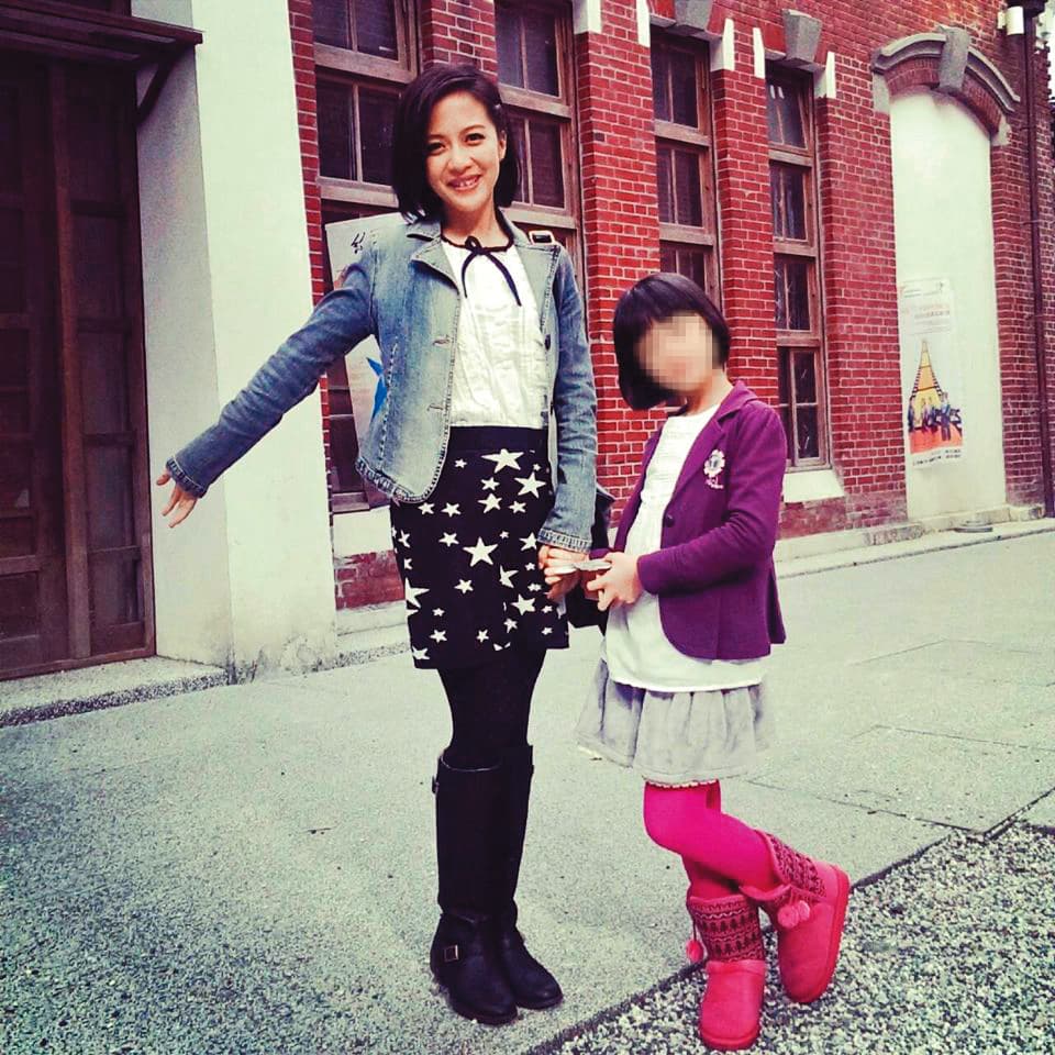 李淑楨女兒(右)遺傳了她的戲胞,2014年曾合體拍戲。(翻攝自李淑楨臉書)