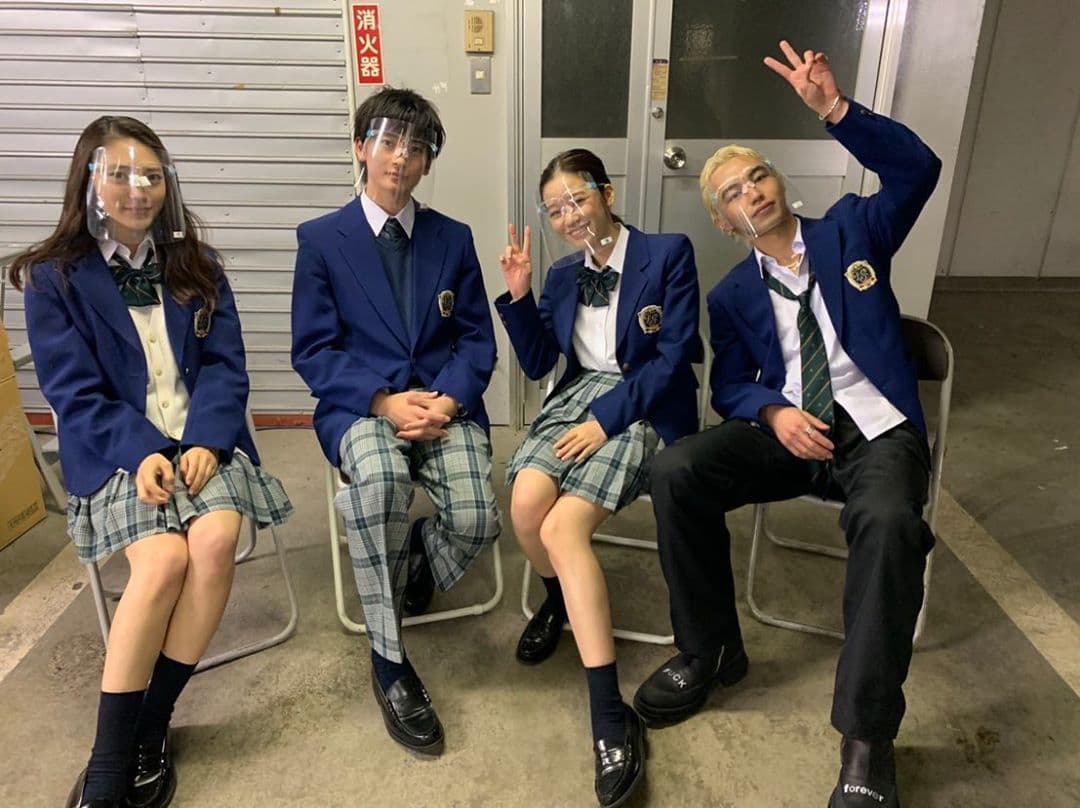 時值新冠肺炎疫情，《消除老師的方程式。》的學生演員在片場作好防疫措施。（翻攝《消除老師的方程式。》IG）
