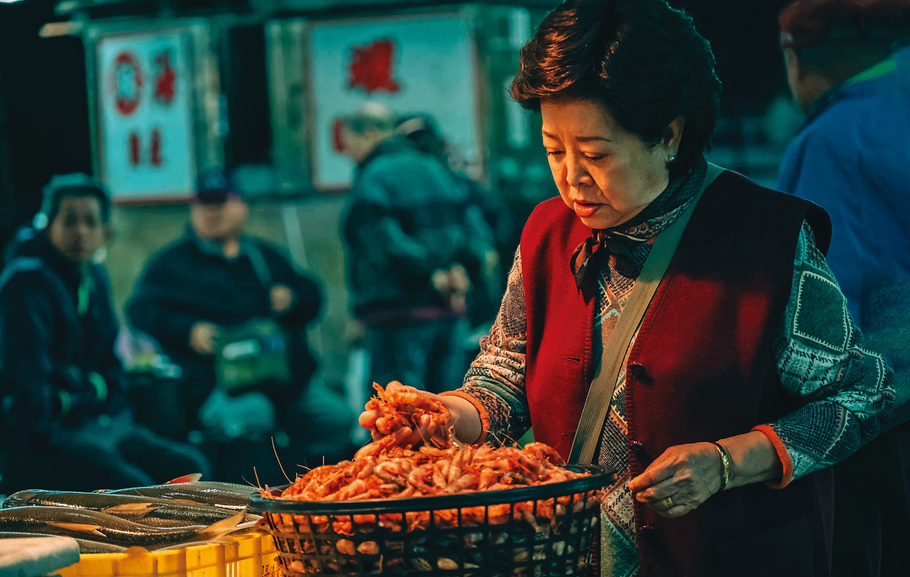 片中阿嬤陳淑芳從挑選食材到製作,以獨門蝦捲料理養大女兒、開啟事業。(威視提供)