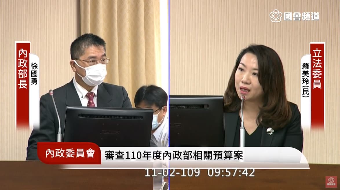羅美玲(右)質詢時一度哽咽,要求內政部長補強校園安全,防止憾事再度重演。(翻攝自國會頻道YouTube)