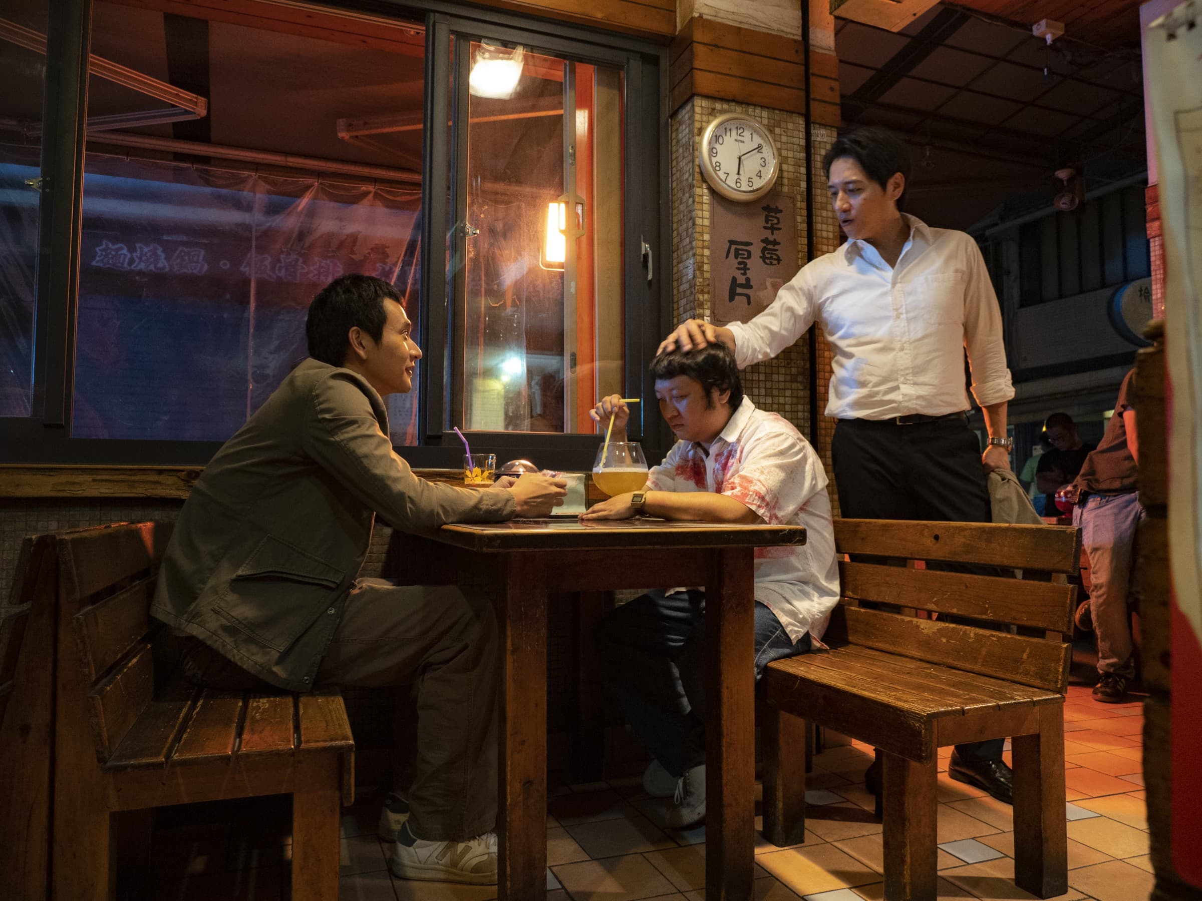 劉冠廷、鄭人碩與納豆一場在泡沫紅茶店的戲,因為劉冠廷結巴演得太賣力,旁人都忍不住大笑,唯有納豆真的哭出來。(甲上提供)