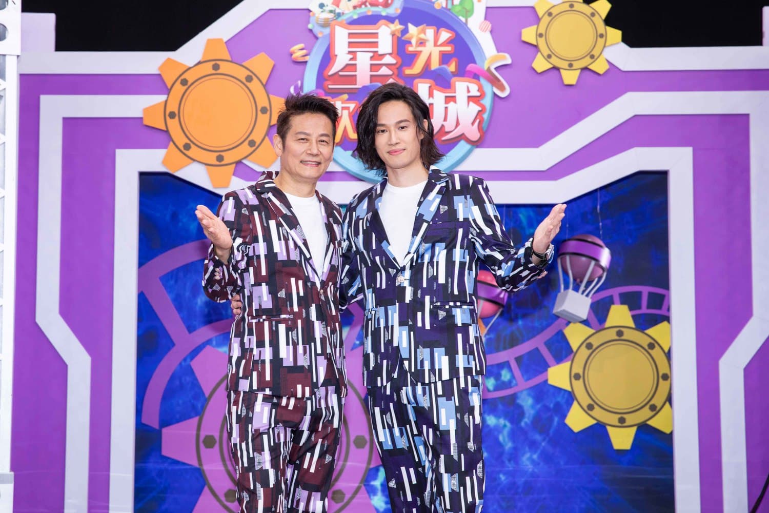 徐乃麟力挺兒子徐新洋闖蕩綜藝圈,一同搭檔主持節目《星光歡樂城》。(狼谷競技台提供)