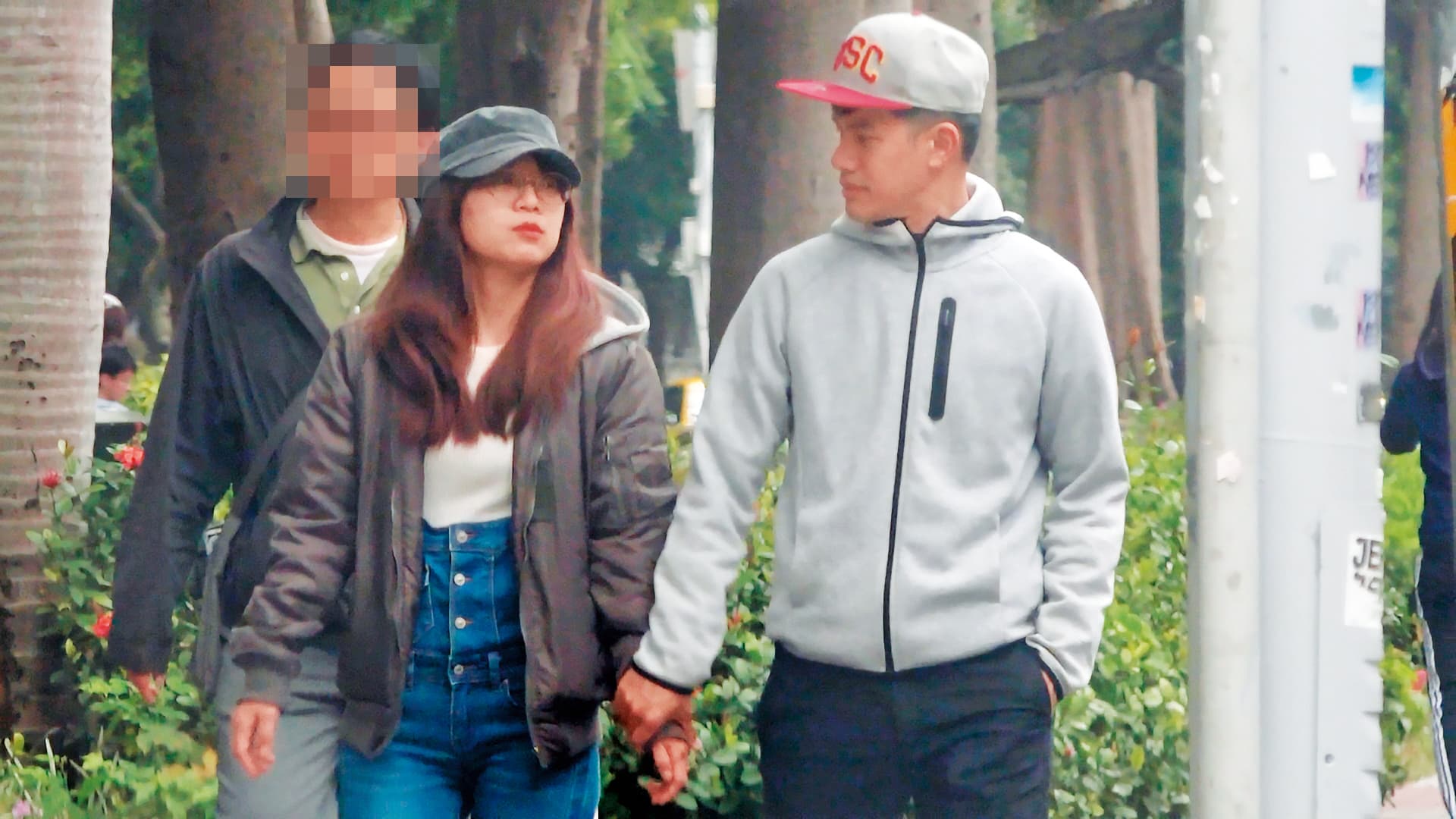 林穎孟(中)遭控安排前男友葉曜彰(右)掛名公費助理,涉嫌詐領補助款。