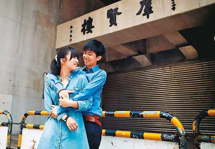 社民黨女議員苗博雅(右)曾與林穎孟(左)交往,2人還同居4年。(翻攝《拉拉手,在一起:女同志影像故事》,攝影:王嘉菲)