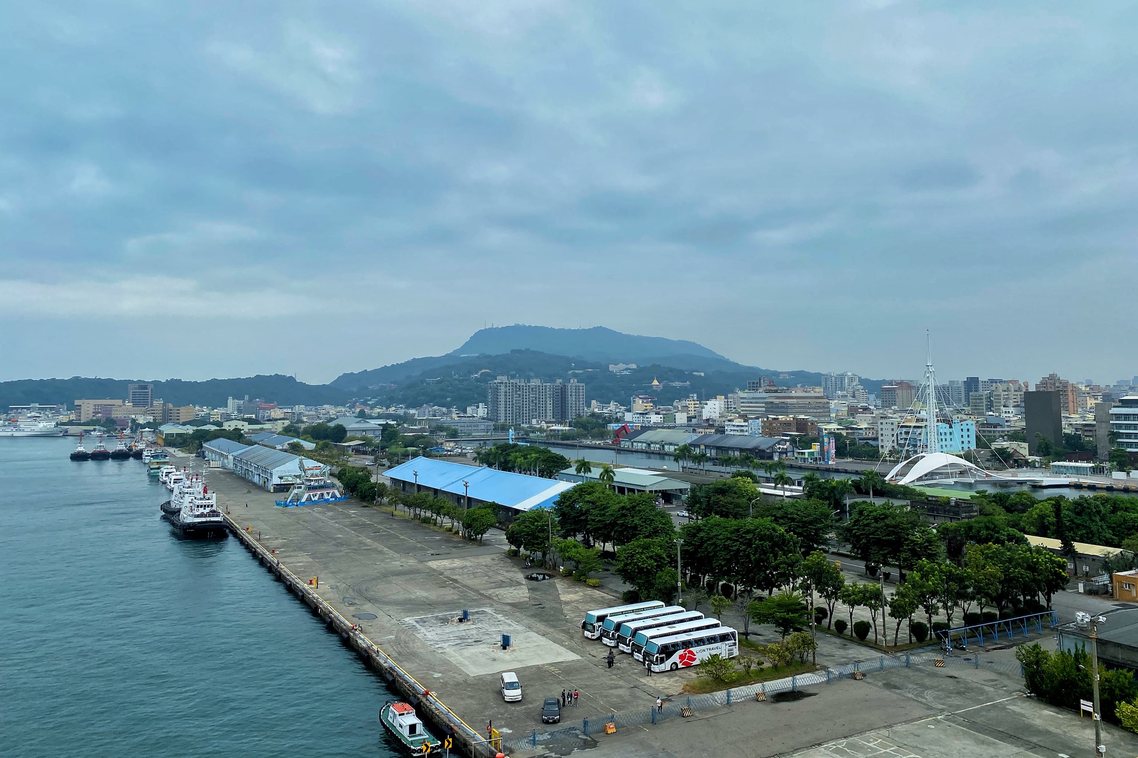 從碼頭邊就能步行到大港橋、駁二與棧貳庫等景點。