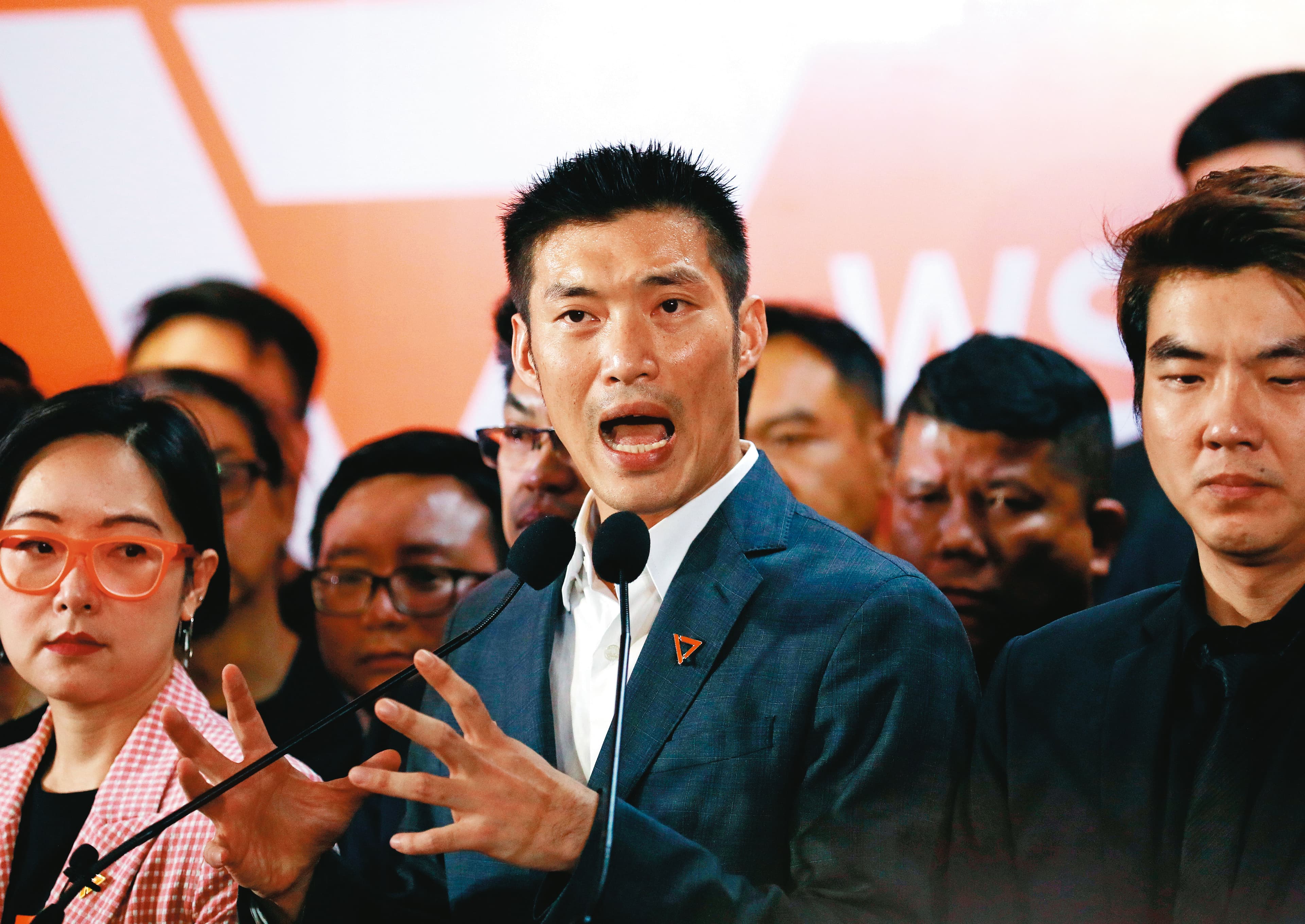 泰國憲法法庭2月裁定解散新未來黨,該黨前黨主席塔納通·宗龍倫(前右),和其他主要黨員被判禁止參政10年。(達志影像)