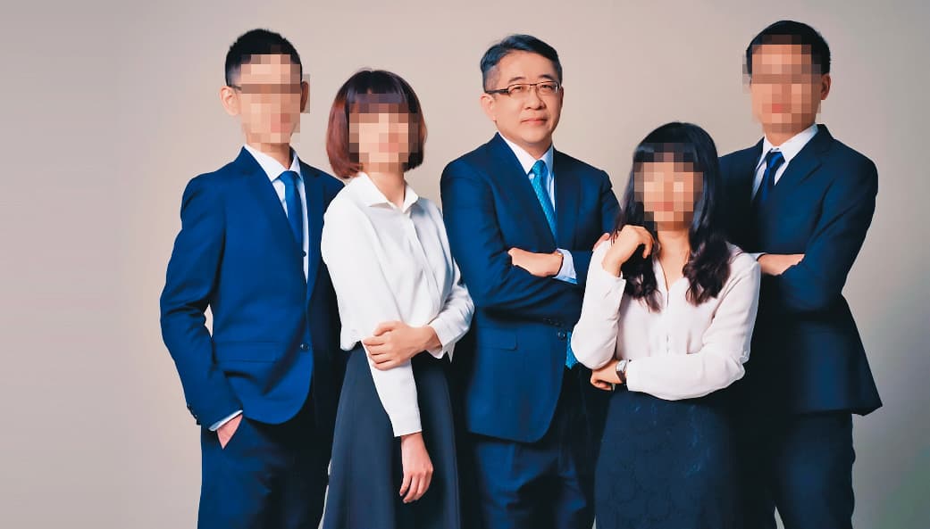 鄭深元2014年辭去檢察官工作,轉任律師,目前主持一家法律事務所。(翻攝元曦法律事務所官網)