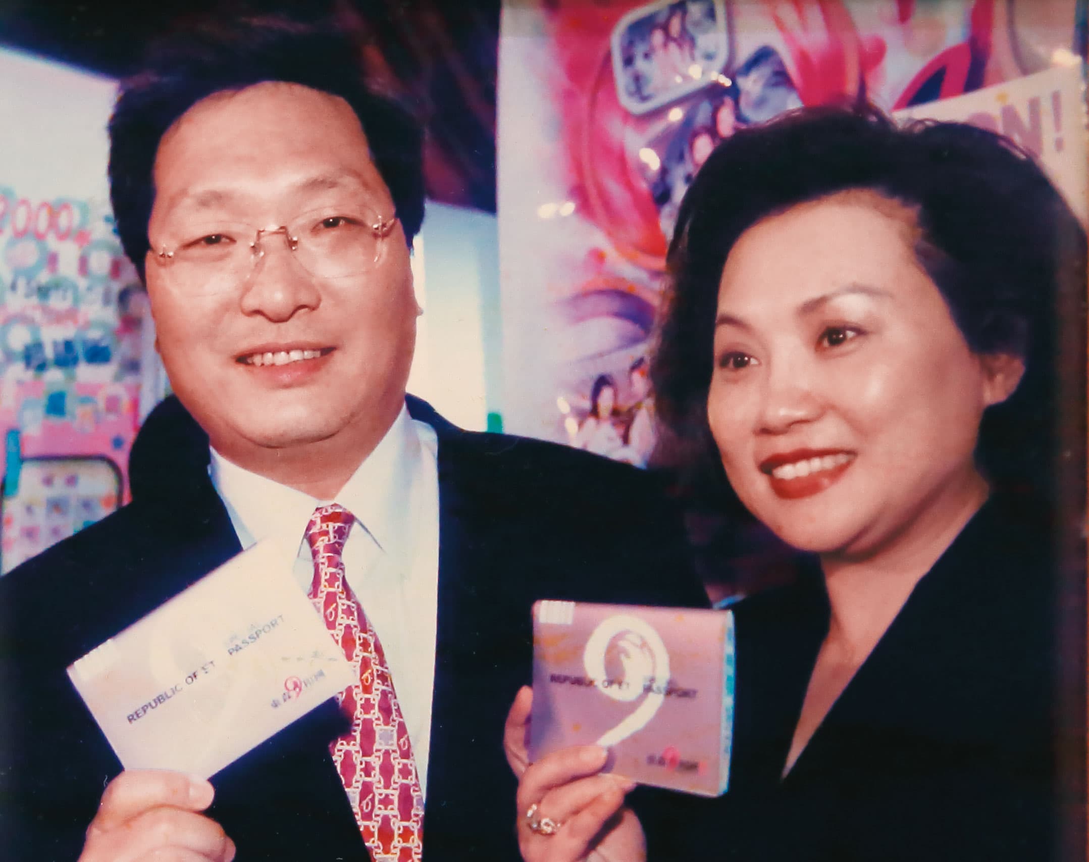 東森集團總裁王令麟(左)與蔡咪咪(右)結婚後,妻子不僅是賢內助,也是事業上的好幫手。(翻攝畫面)