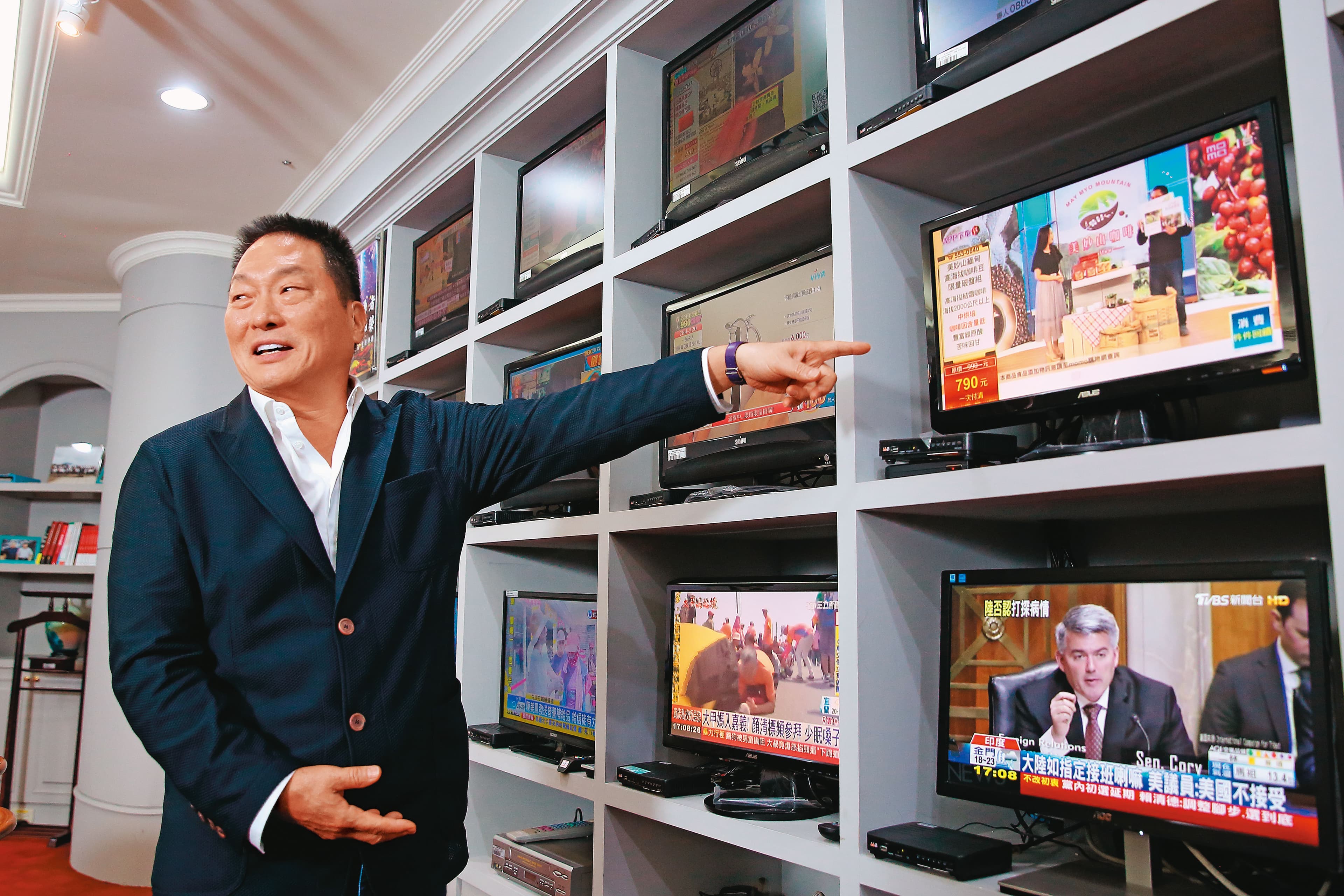 王令麟由電視起家,事業版圖跨及購物及直銷。