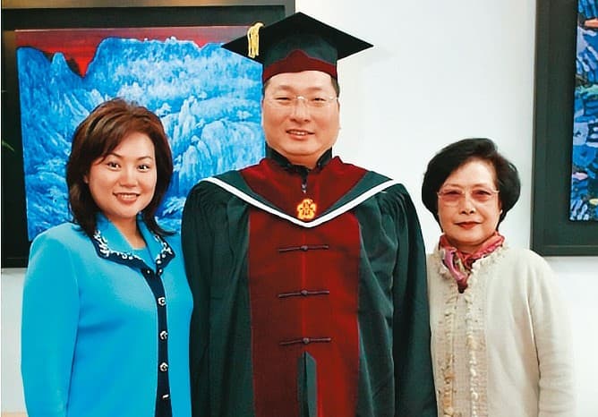 王令麟(中)強調,蔡咪咪(左)是永遠的至親家人。圖為2003年蔡咪咪與婆婆陳佩芳(右),陪王令麟受頒輔大名譽博士。(翻攝王令麟部落格)