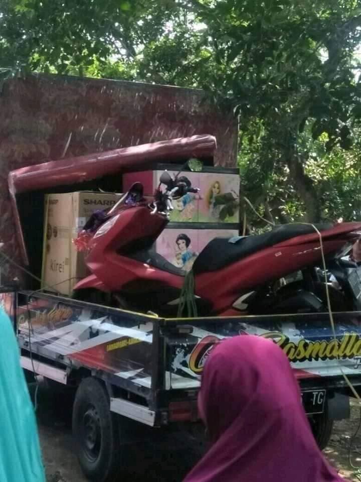 當時新郎送了兩卡車的聘禮，上頭載著一輛機車、衣櫃、床墊、和各類家具等。（翻攝自臉書Aki Sarna）