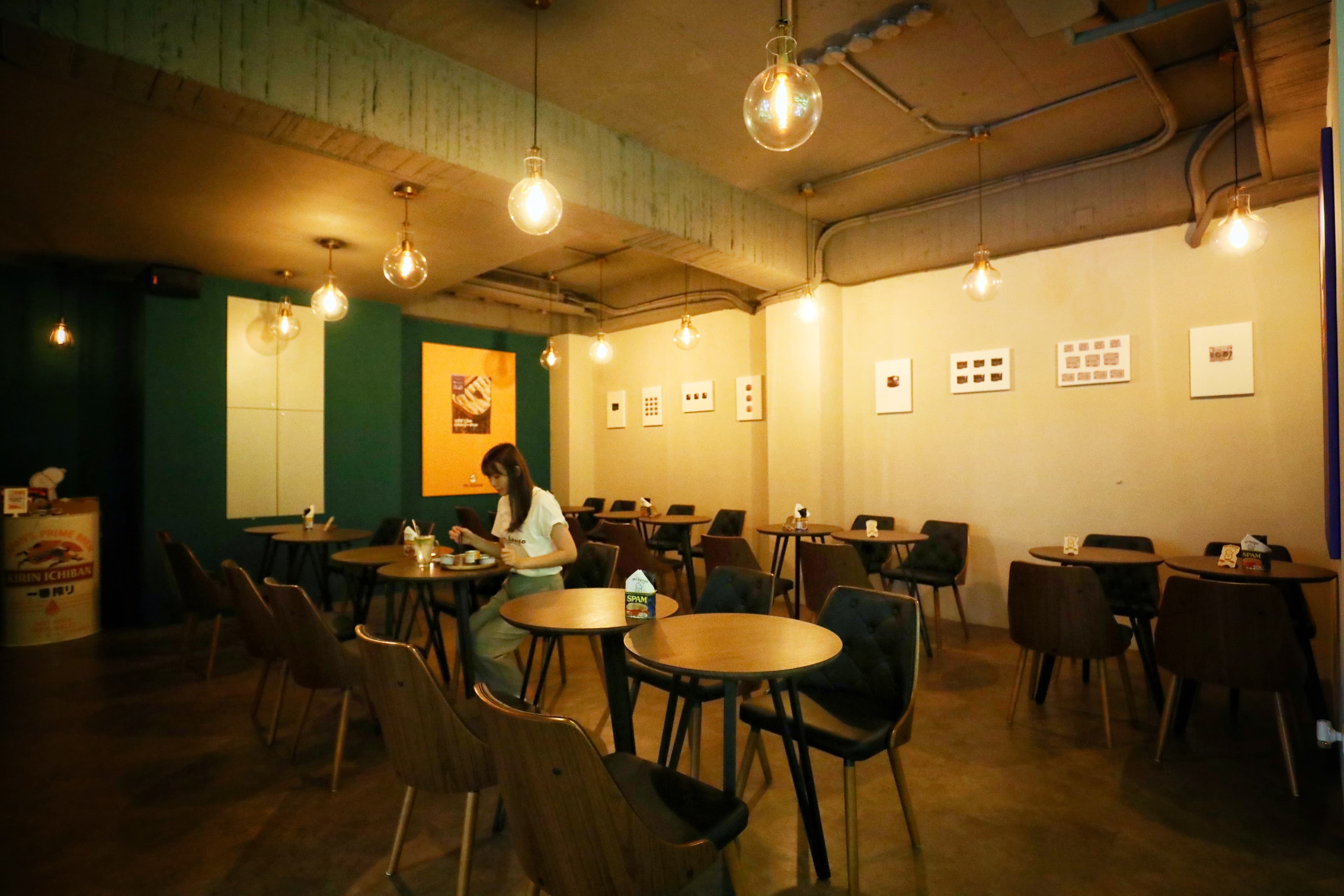 除了可以把罐頭買回家,mr. kanso仁愛店也提供現場罐頭下酒菜的即食服務。(攝影:何宗昇)