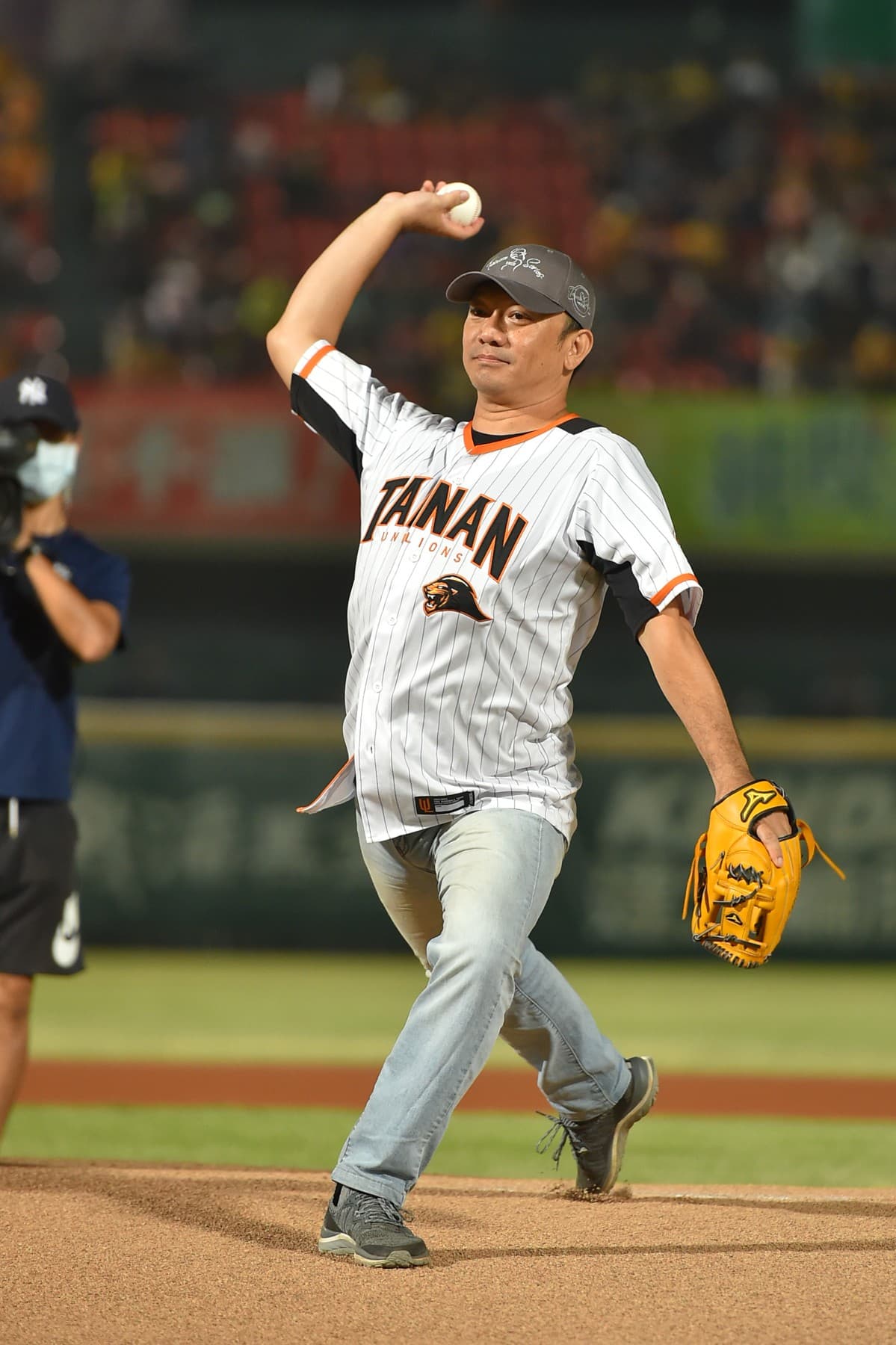 導演黃信堯回到故鄉台南為中華職棒總冠軍系列第3戰擔任開球嘉賓。（甲上提供）