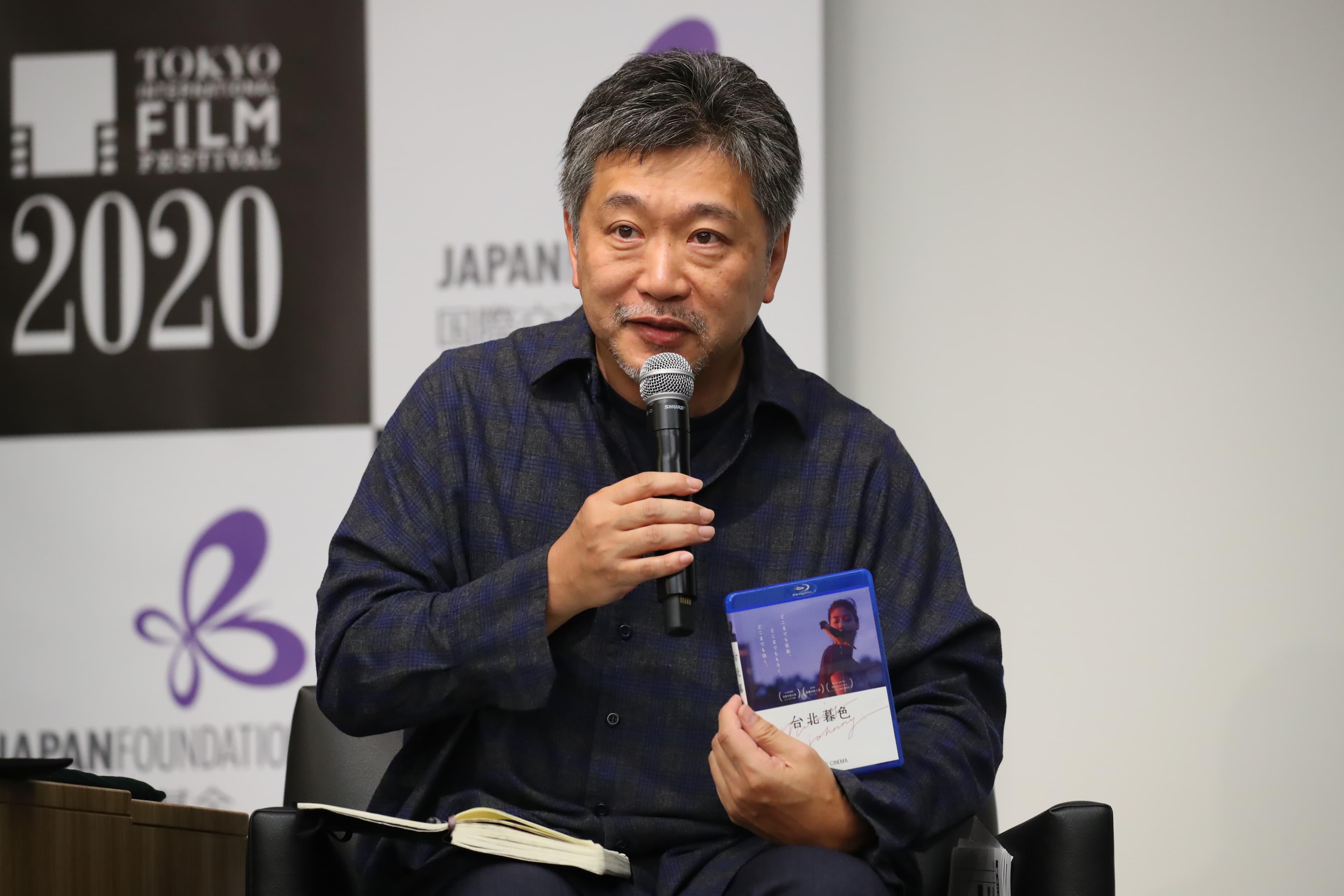 是枝裕和帶著黃熙執導的《強尼‧凱克》DVD現身，透露該作品讓他想起台北街道之美。（2020 TIFF提供）