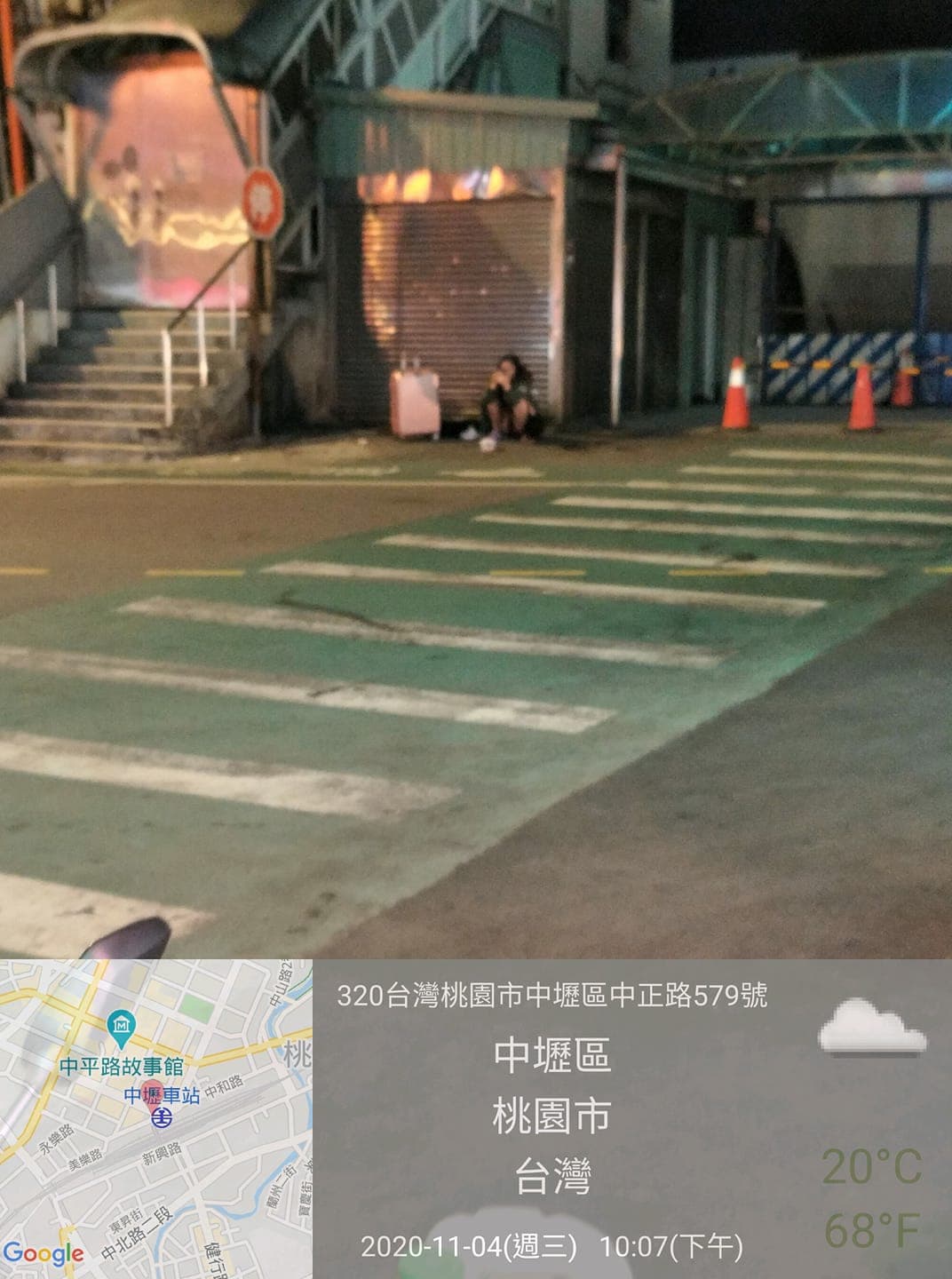 有網友踢爆該女子其實有住處，而且行乞已經1年之久。（翻攝自臉書社團「爆廢1公社」）