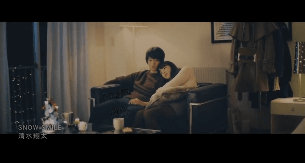 伊藤健太郎（左）曾和小松菜奈合拍清水翔太MV。（翻攝自MV畫面）