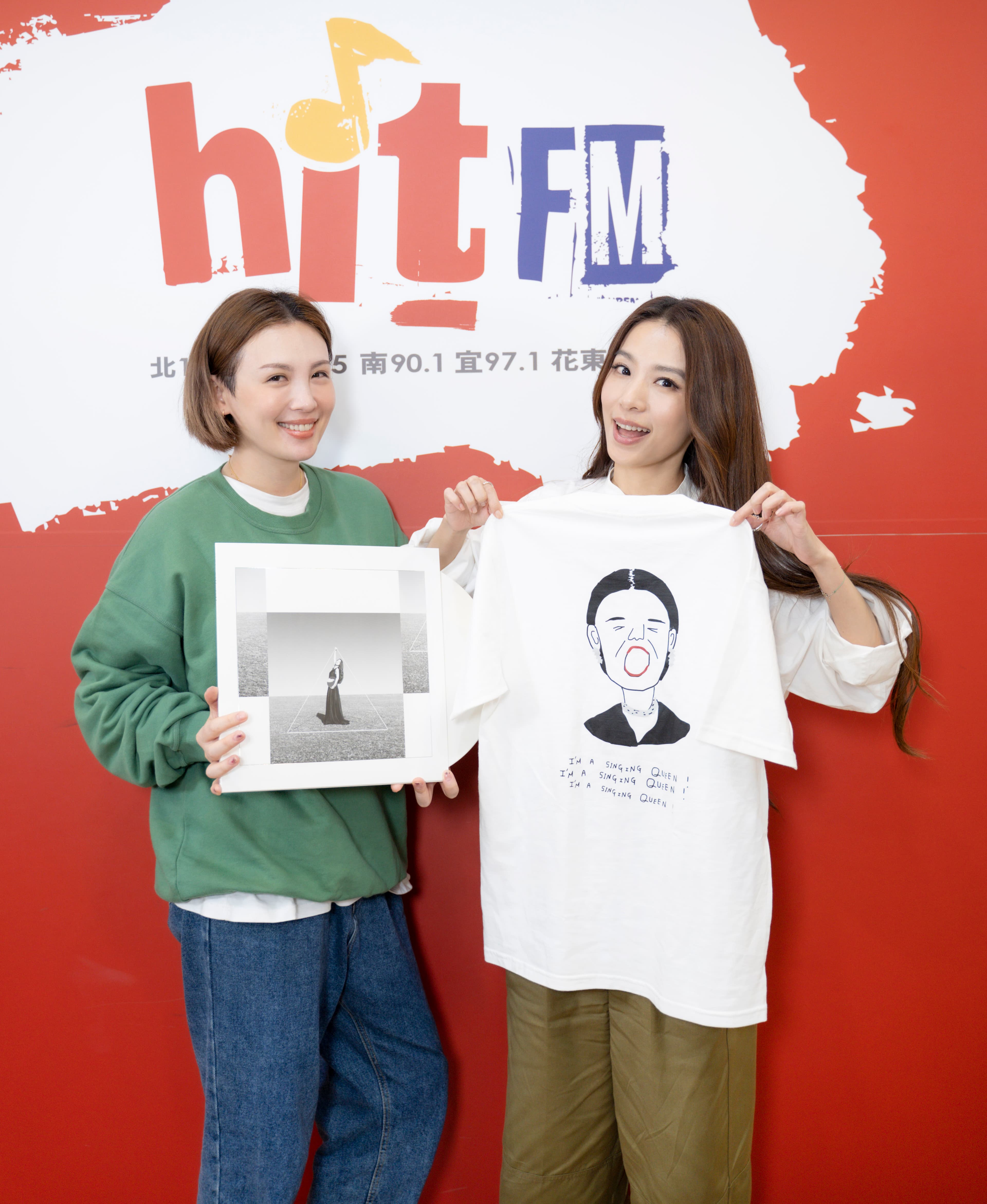 魏如萱送田馥甄一件歌后T,希望把好運帶給她。(Hit Fm聯播網提供)