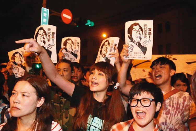 賴品妤憑著一股素樸的同理心,在反媒體壟斷到反服貿、太陽花學運直衝第一線,也曾因身綁鐵鍊阻擋前國台辦主任張志軍而遭起訴。(賴品妤辦公室提供)